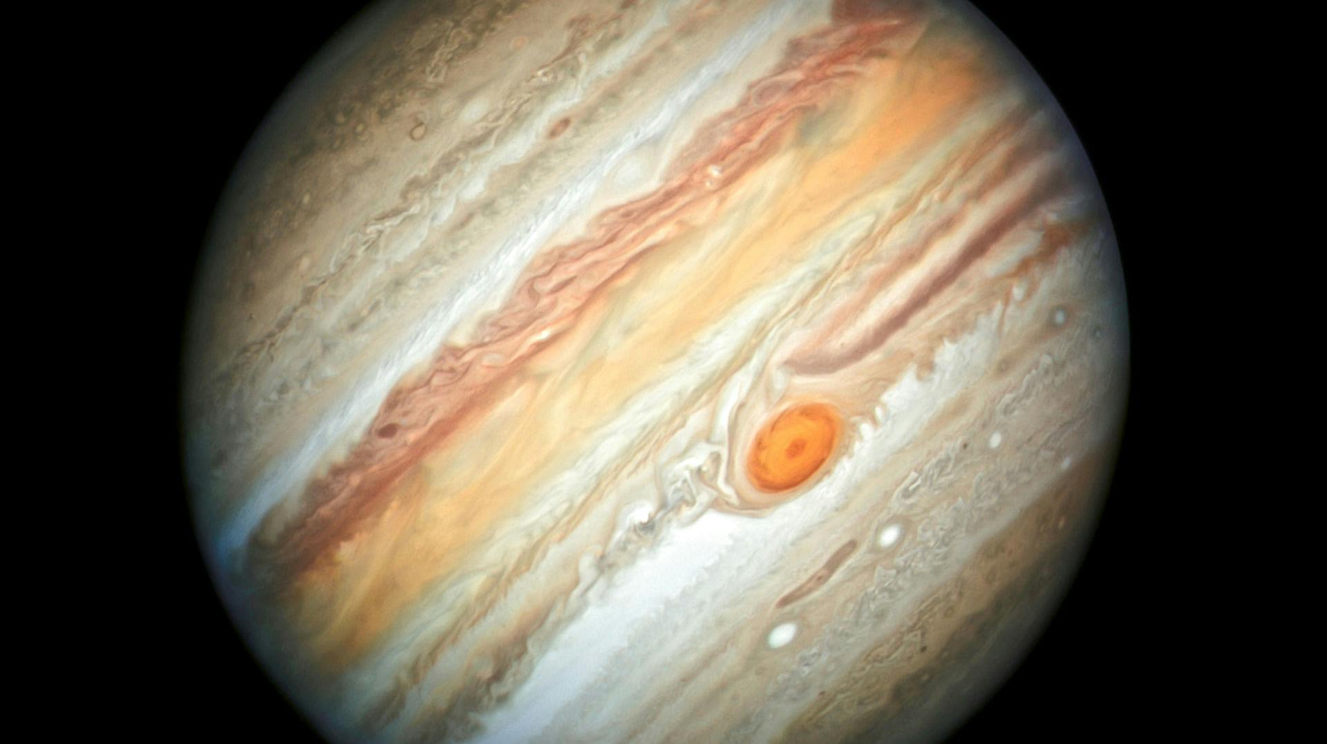 Jupiter vil være så tæt på Jorden, at det vil være muligt at se planetens røde prik. Det kræver dog et ordentligt teleskop.