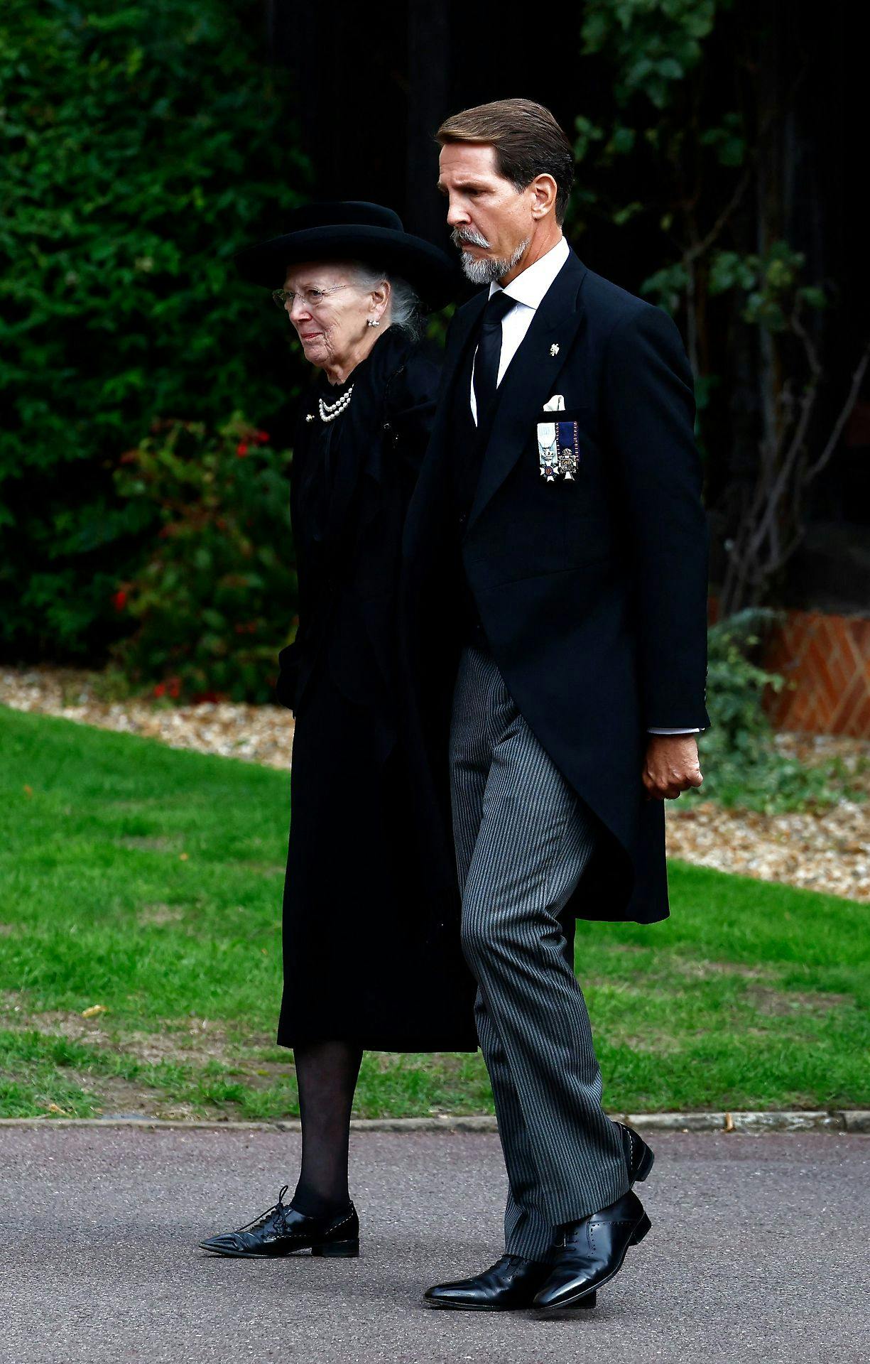 Dronning Margrethe og den græske kronprins Pavlos til dronning Elizabeths begravelse 19. september. Få dage senere blev den danske dronning testet positiv for corona.&nbsp;

