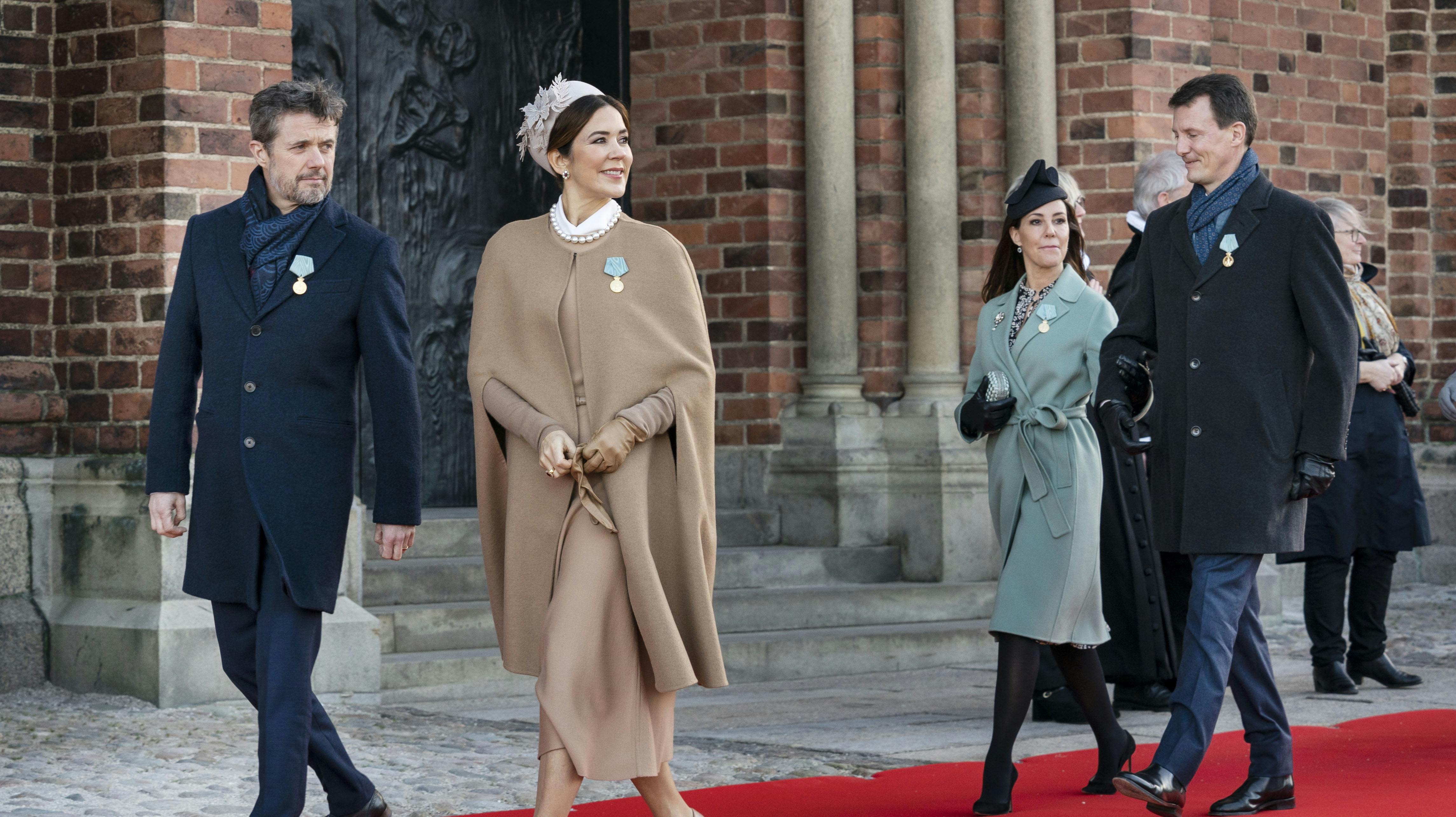 "Vikaren" er tilkaldt, fordi både dronning Margrethe og kronprins Frederik er i udlandet. nbsp;