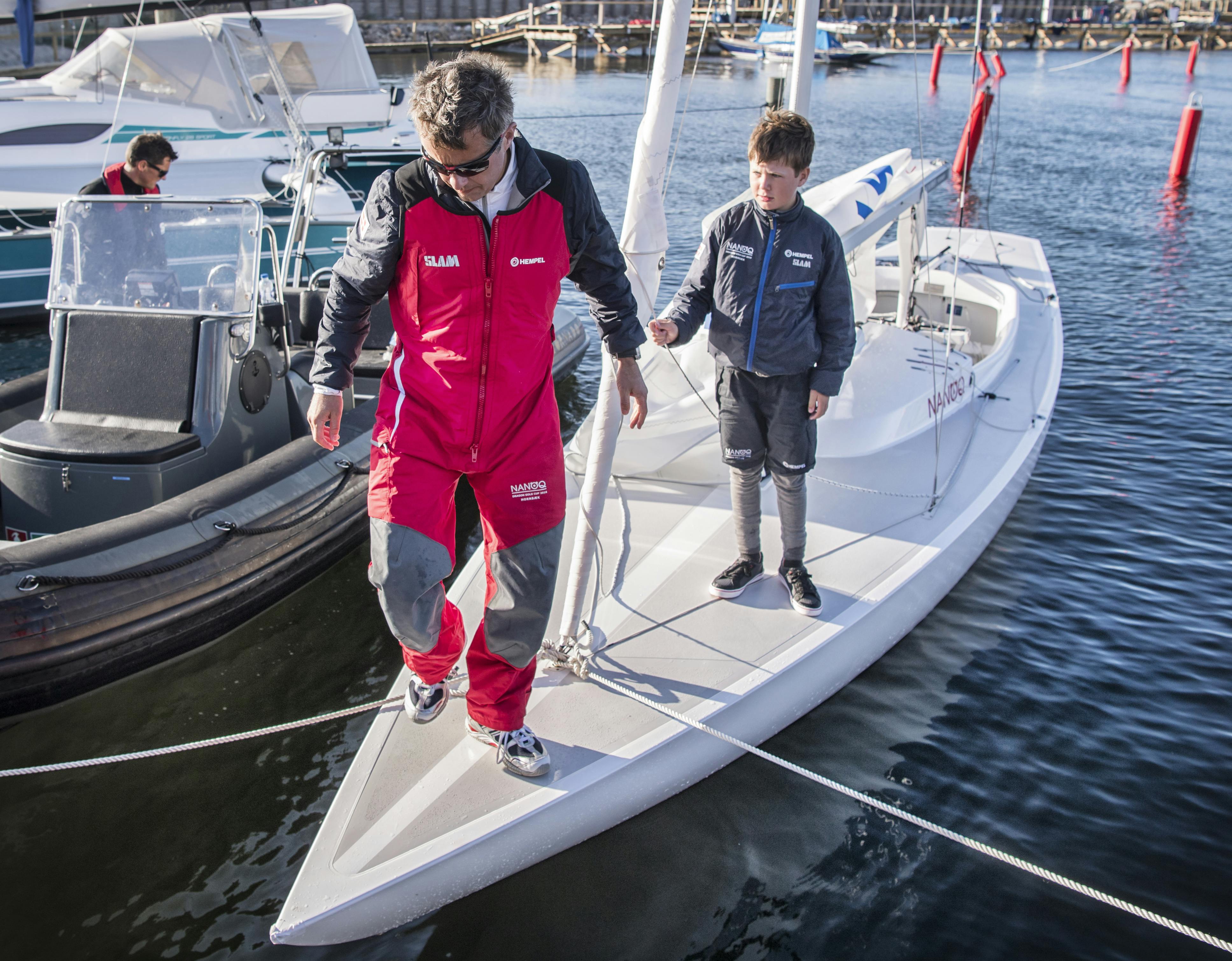 Her deltager kronprins Frederik og prins Christian i Hamlet Dragon Gold Cup 2016 i den kongelige båd Nanoq.