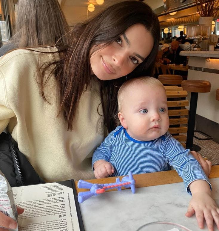 Emily Ratajkowski deler ofte ud af søde øjeblikke med sin lille etårige søn, Sylvester.