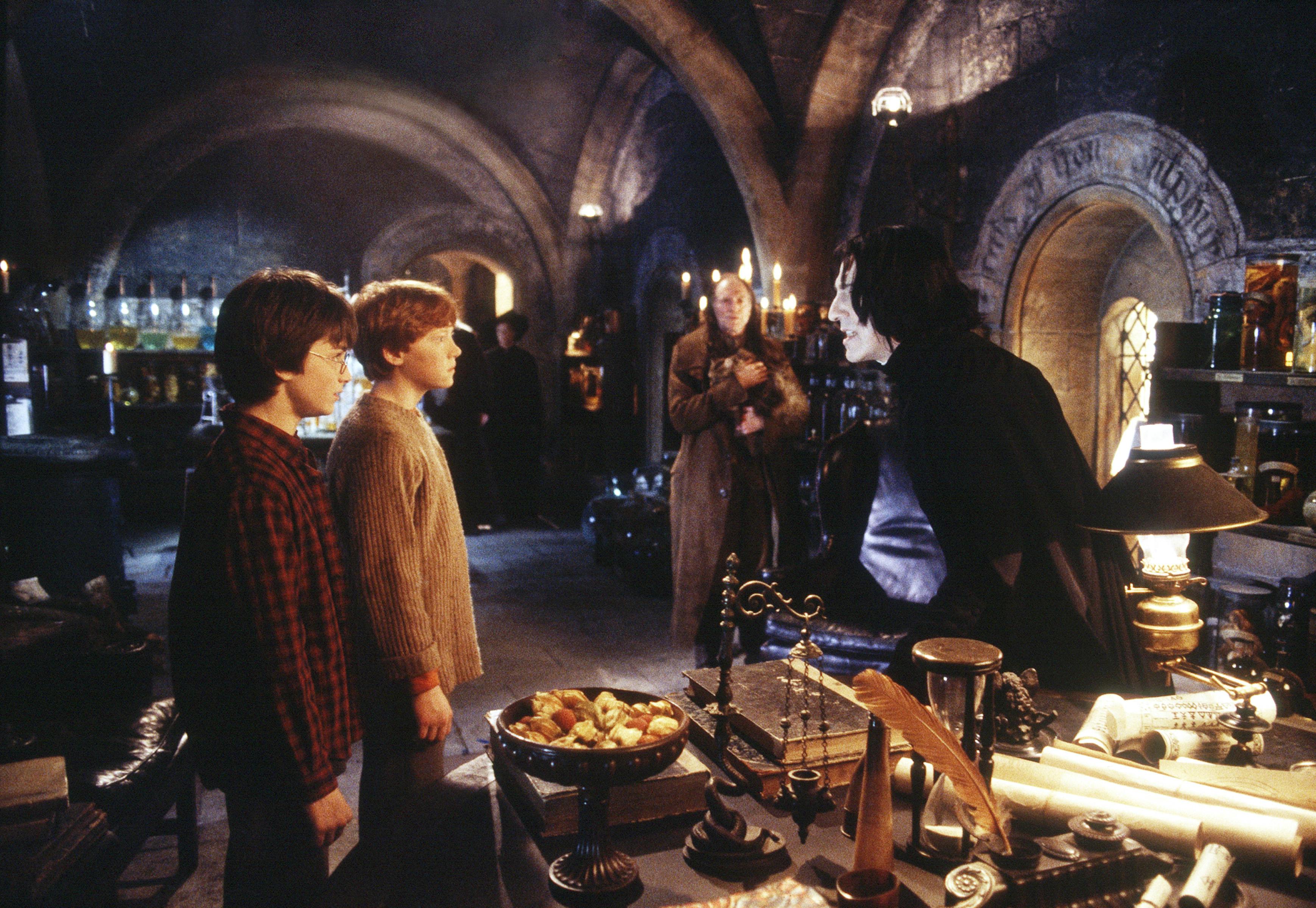 Her ses Daniel Radcliffe og Rupert Grint over for Alan Rickman i den anden "Harry Potter"-film fra 2002.&nbsp;
