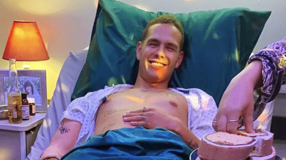 Dette billede af en mand i en hospitalsseng er gået viralt, for billedet viser noget andet, end du tror. nbsp;