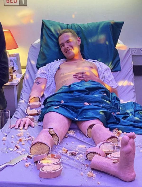 Når man zoomer ud på herligheden, er det let at se, at der er tale om en kage. Og altså ikke en syg mand. 