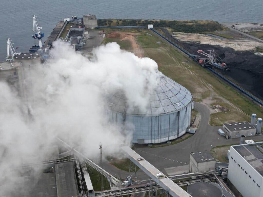 Siloen ved&nbsp;Studstrupværket nord for Aarhus er i brand. Røgen vurderes dog ikke til at være farlig.