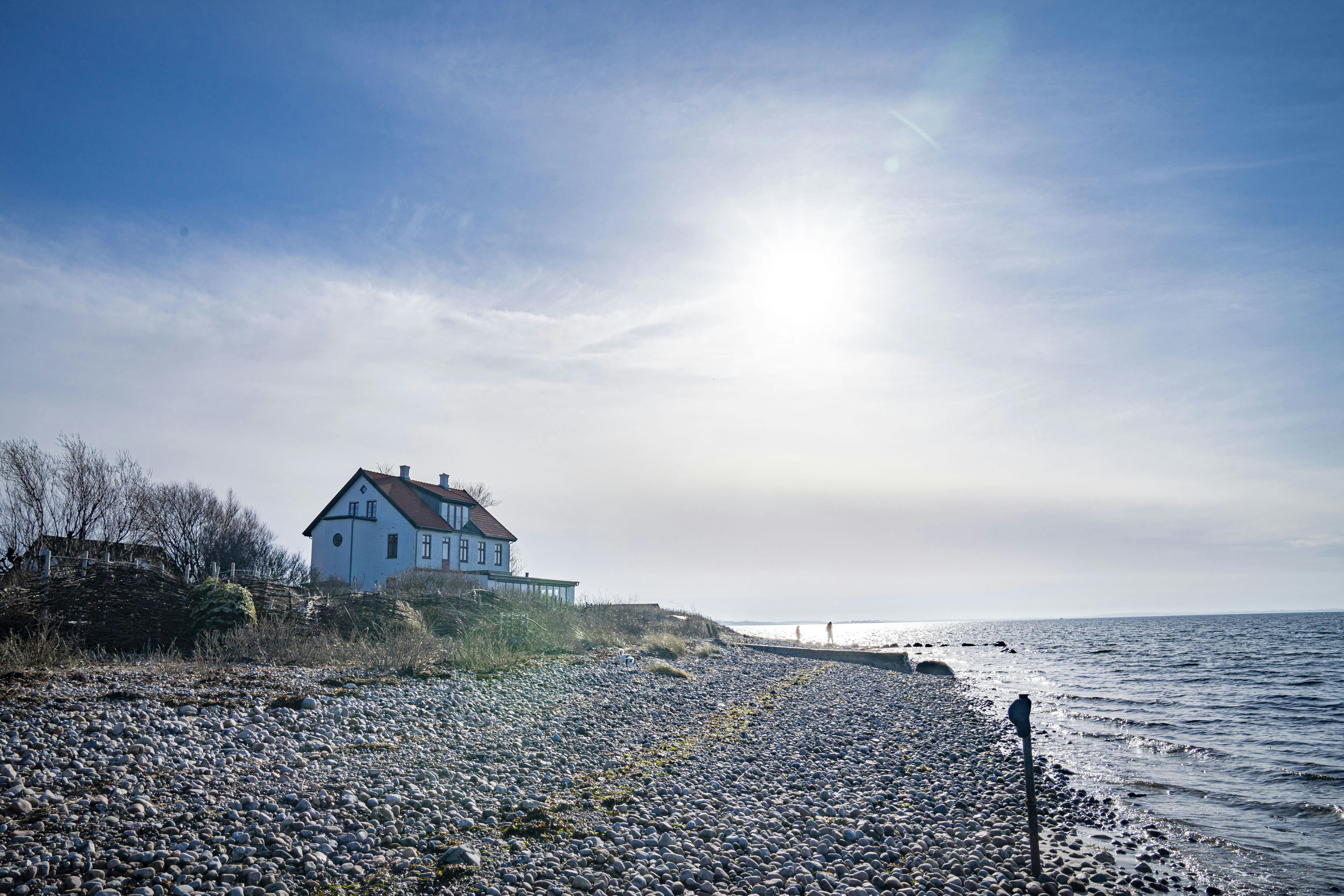 Selv om Mikkel og Marian er gået i land, vågner de fortsat til lyden af havets brusen. 