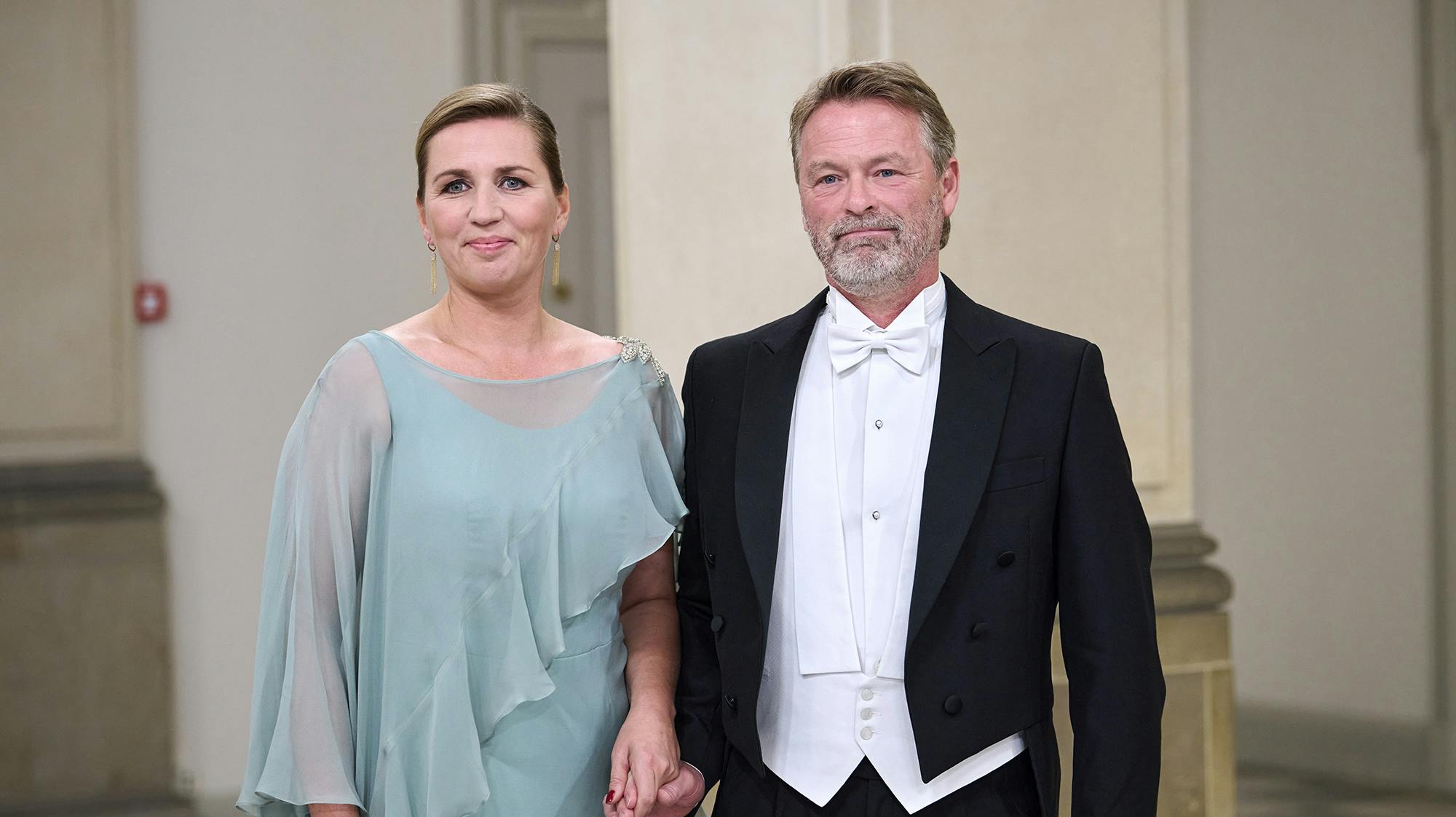 Statsminister Mette Frederiksen har høje forhåbninger om at få en stor flok børnebørn. Her er hun fotograferet med gemalen sammen med Bo Tengberg, med hvem hun har i alt fem sammenbragte børn. nbsp;