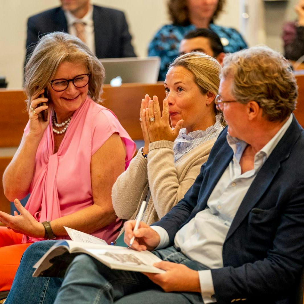 Nerverne sad uden på tøjet, og håndfladerne var svedige, da “Duddi” indtog første parket ved den første auktion forleden. Her fik hun fingrene i alle de effekter, hun havde skrevet på ønskelisten forud for auktionen.