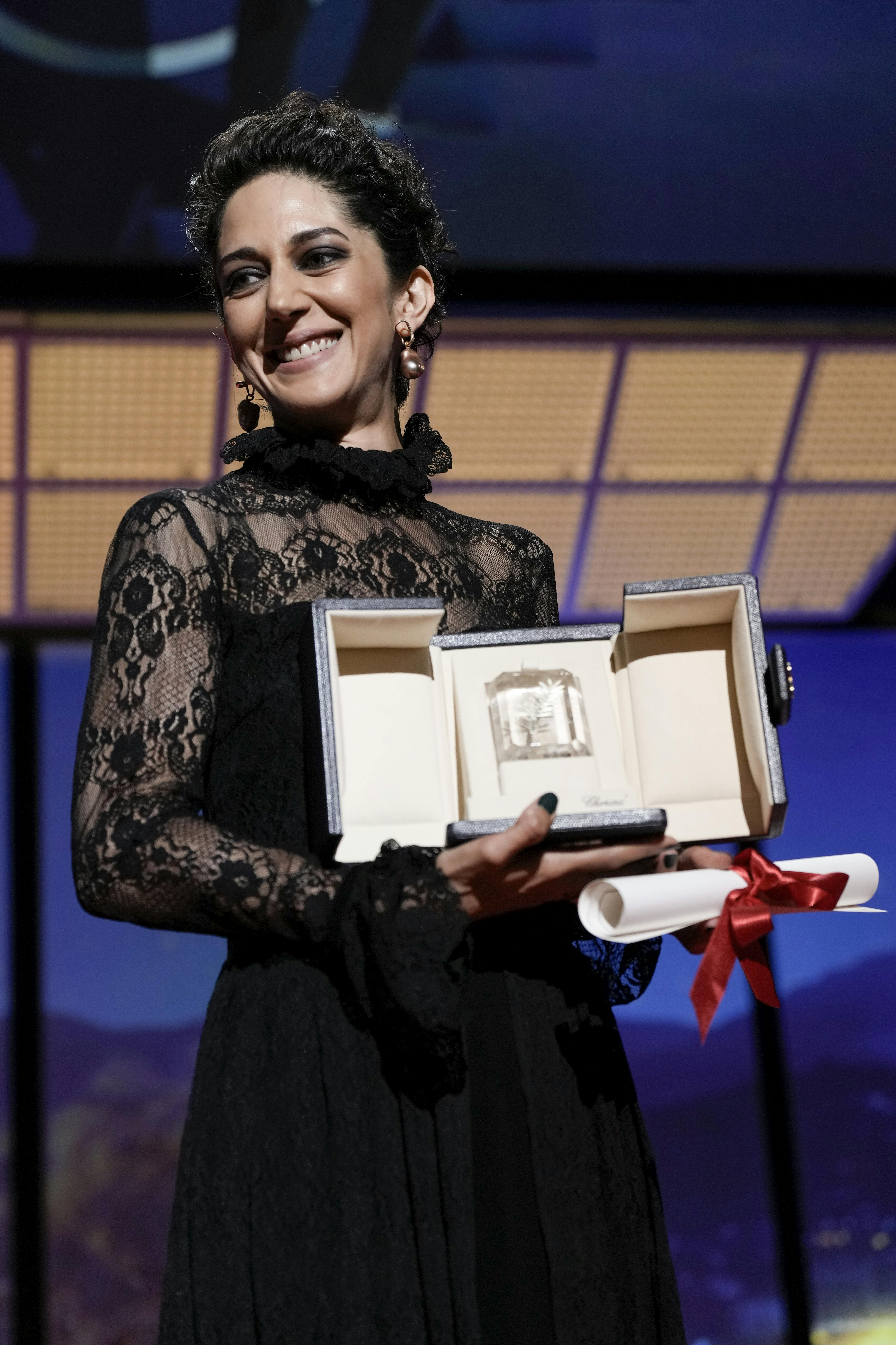 Zahra Amir Ebrahimi modtager prisen ved den afsluttende ceremoni i Cannes&nbsp;
