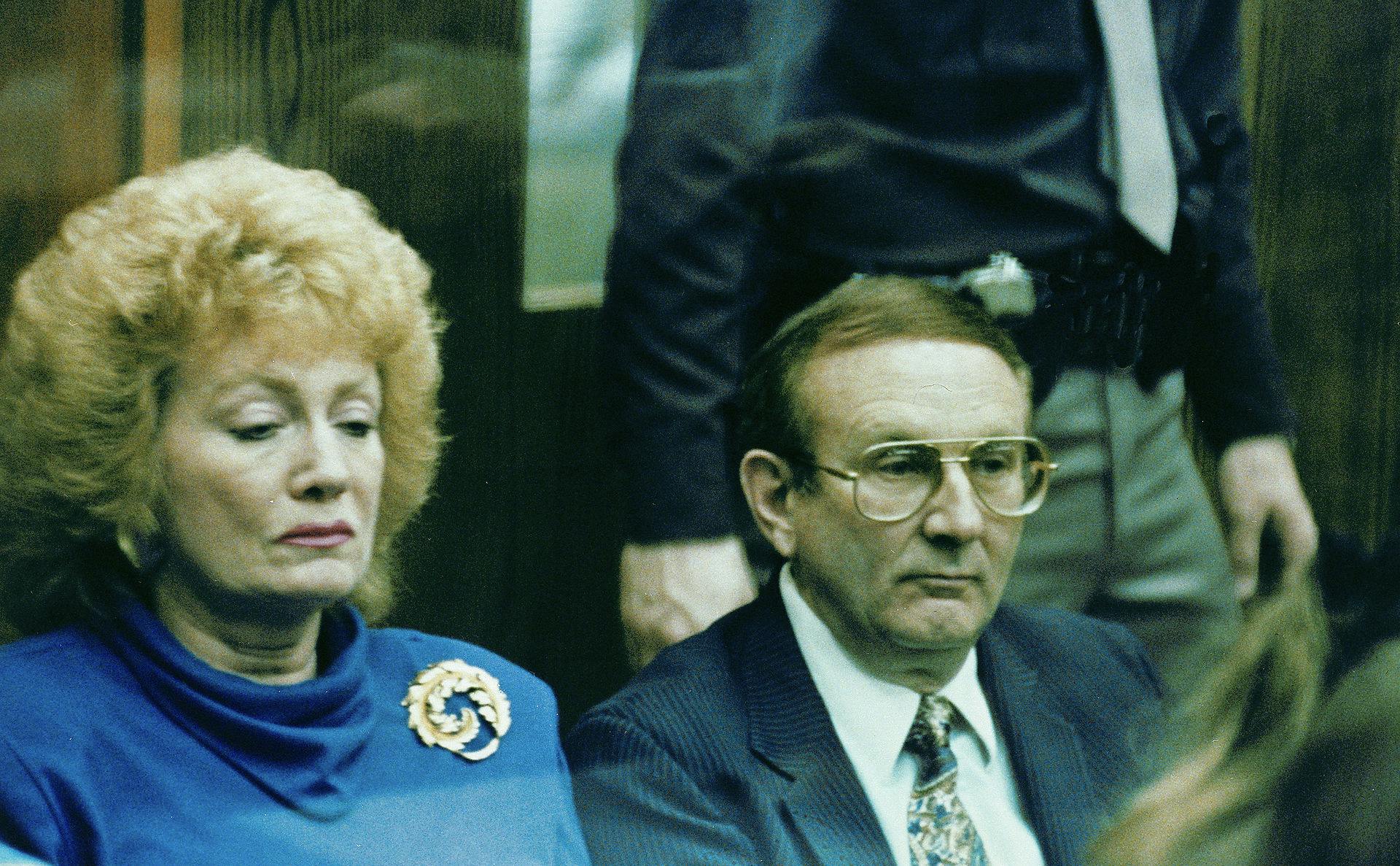 Lionel Dahmer i retten sammen med sin anden hustru Shari.
