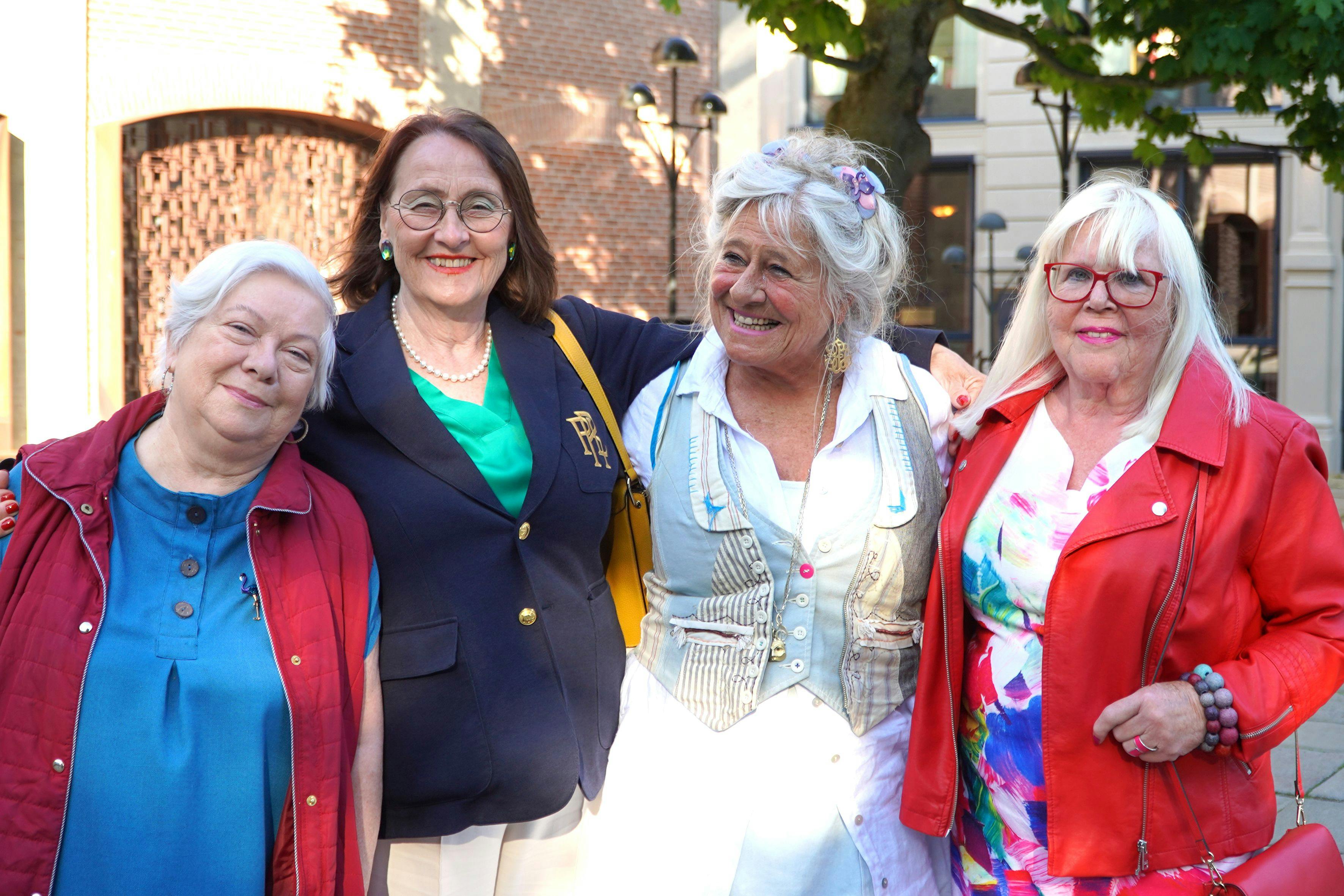 Karen medvirker i DR-hittet sammen med Anna, Judith og Mona.