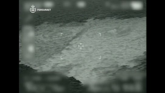 Der ses tydeligt bobler i overfladen over de læk, der er opstået på gasledningen 