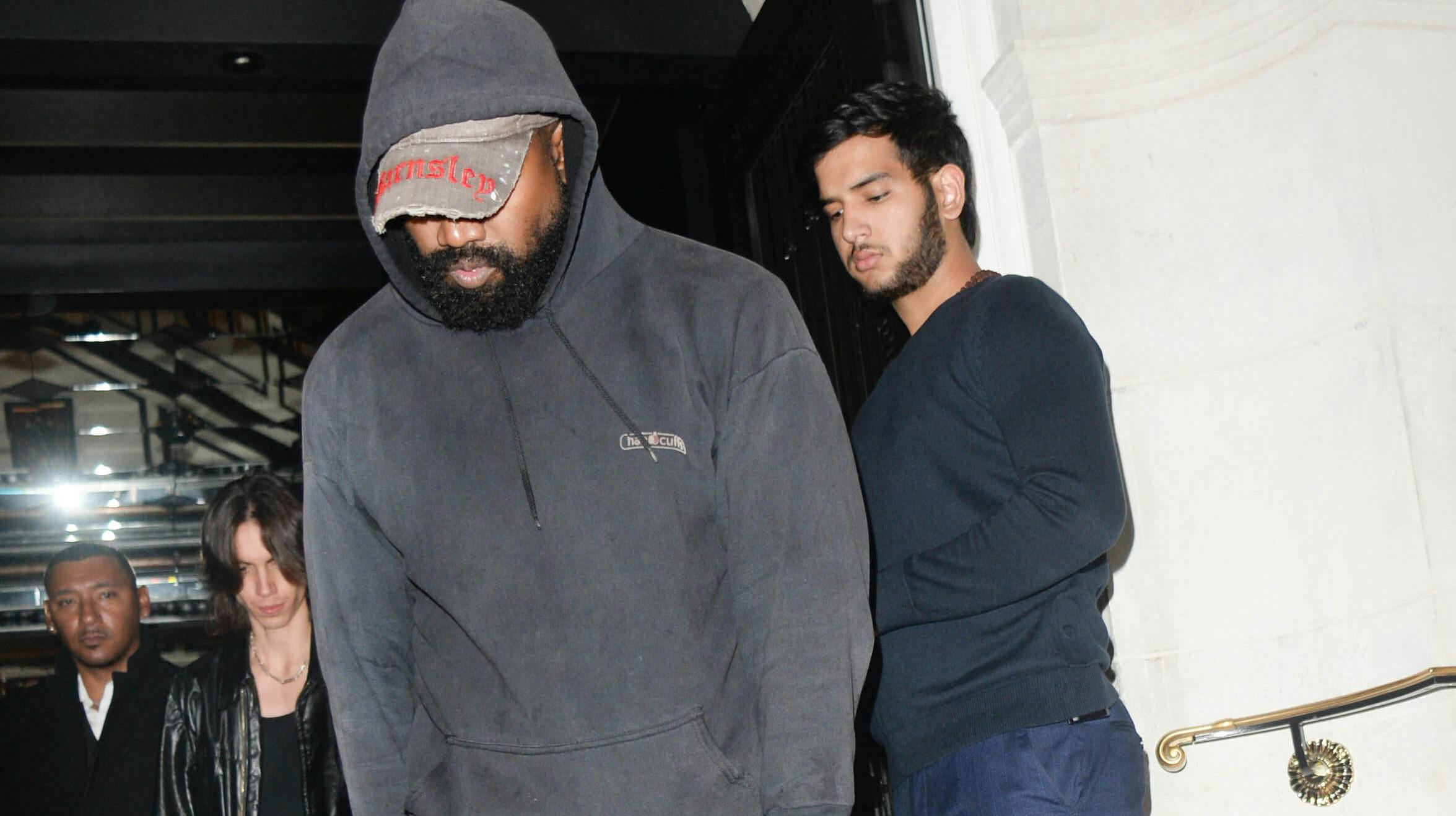 Kanye West havde sokker i klipklapperne til en efterfest efter Burberrys modeshow ved London Fashion Week.