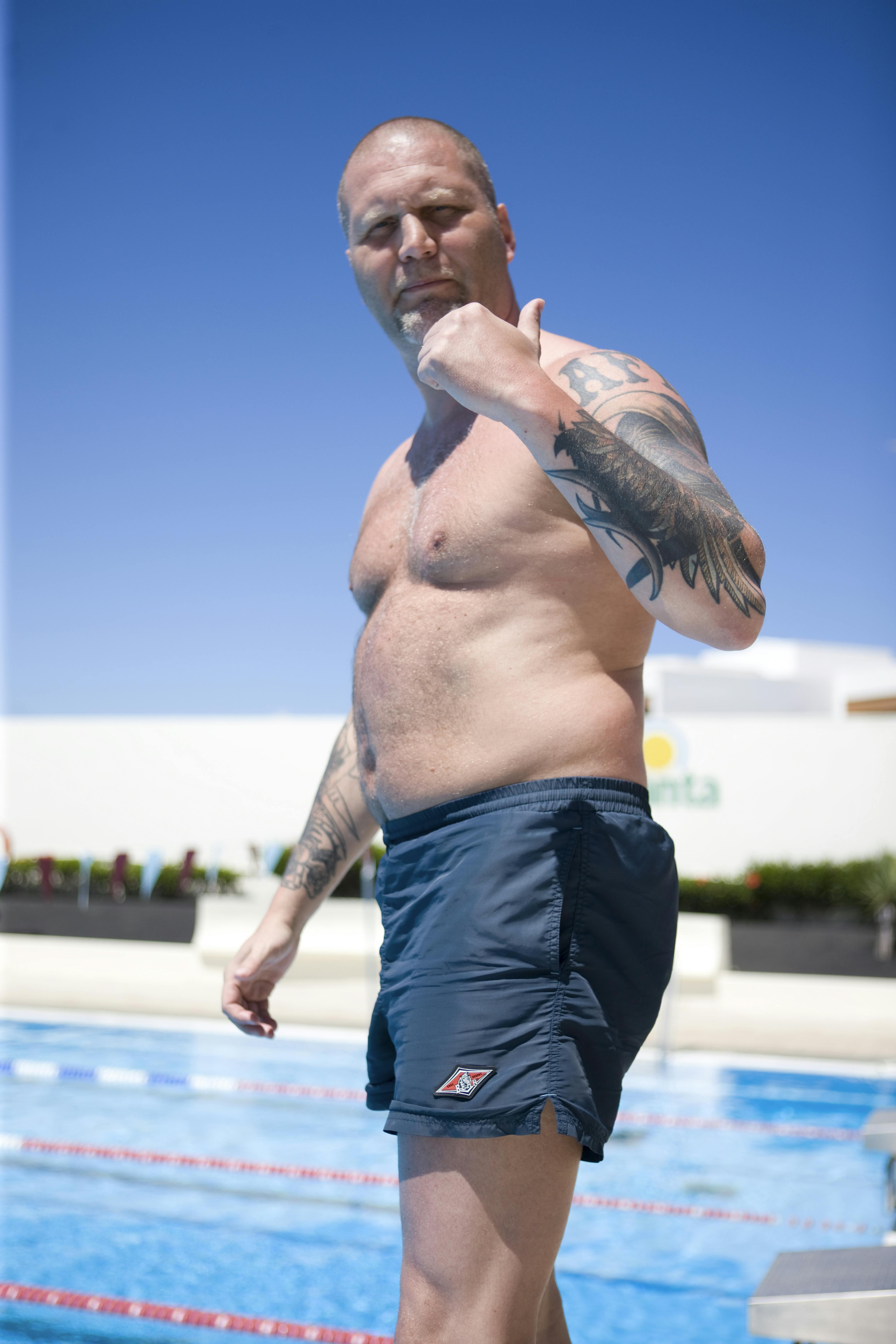 Her kan Jørn "Jønke" Nielsens HA-tatoveringer ses på venstre underarm, mens bogstaverne AFFA pryder hans venstre overarm. AFFA er i dag blevet erstattet af et svensk popband. 