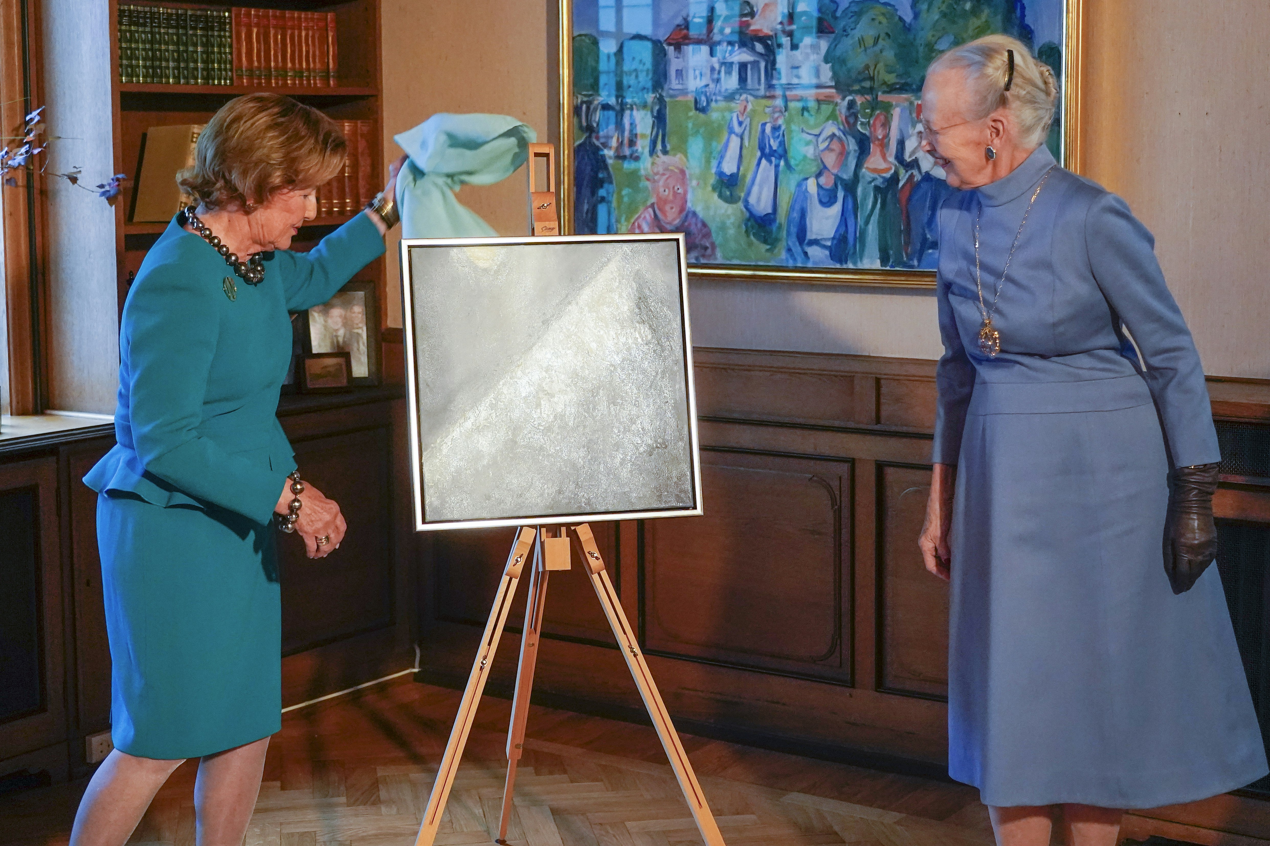 Dronning Margrethe beholdt venstre handske på, da hun sammen med dronning Sonja afslørede et maleri.