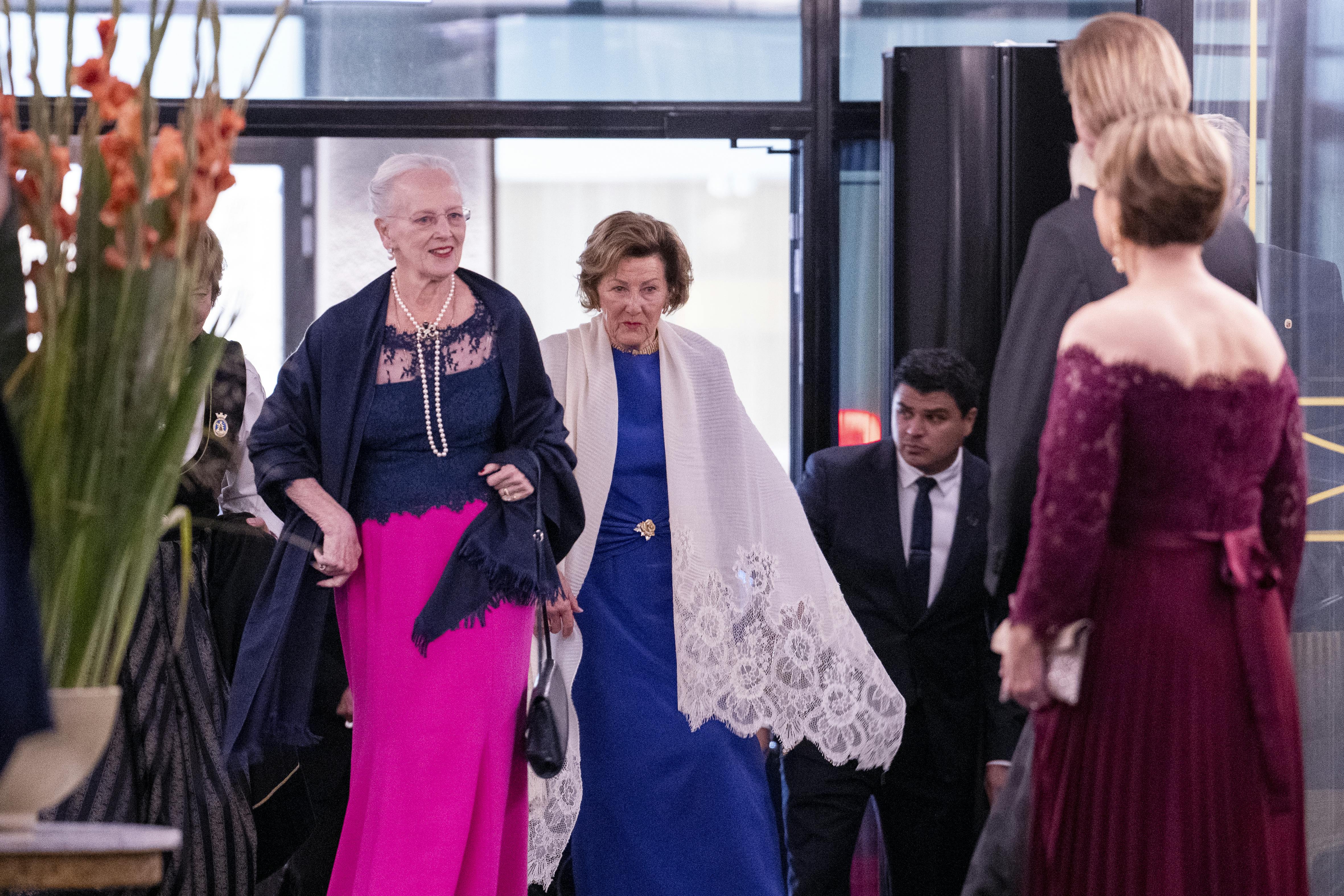 Dronning Margrethe og dronning Sonja ankommer til festmiddagen på Grand Hotel mandag aften. Venstre hånd var svøbt i tørklædet.