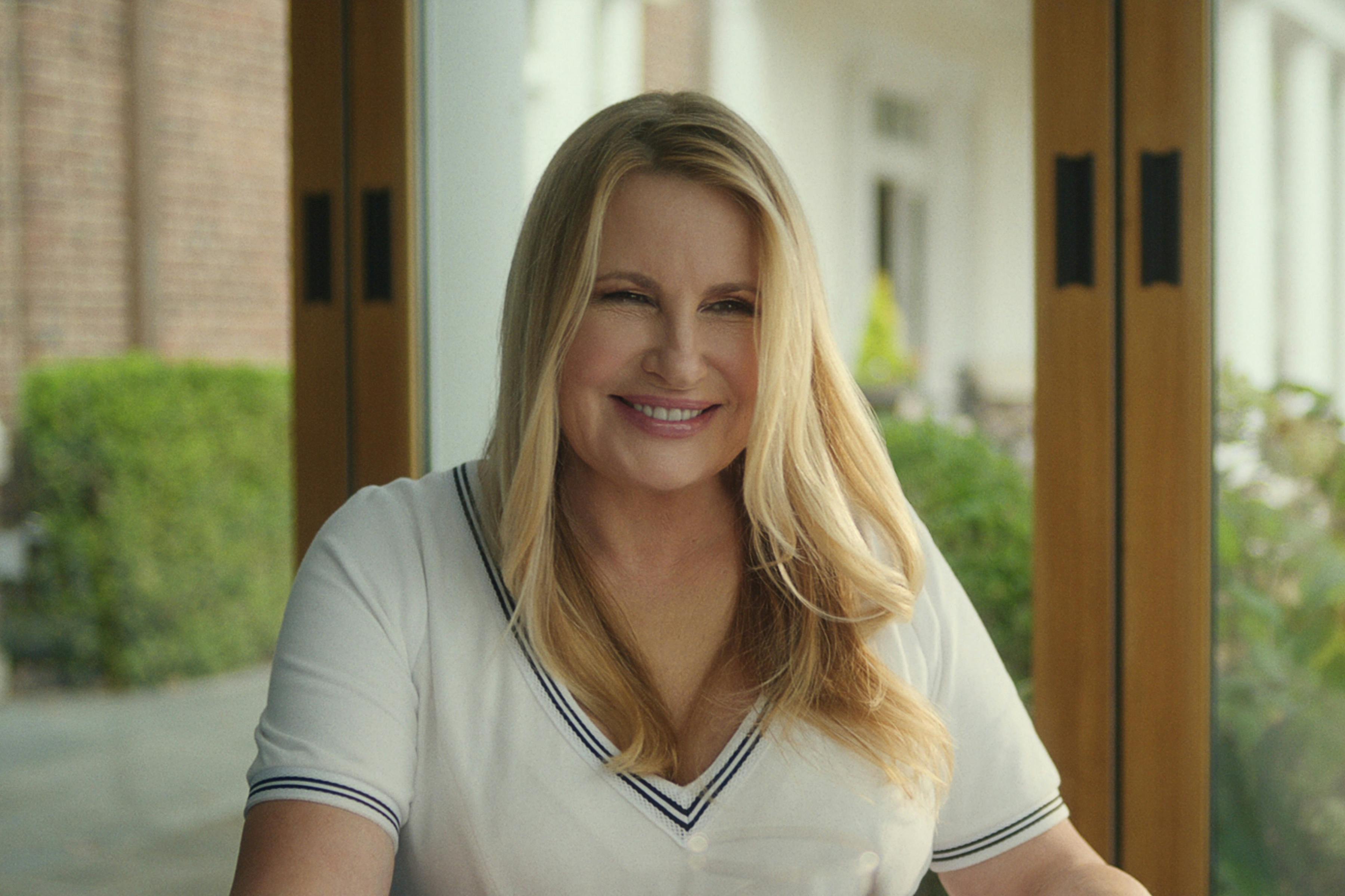 Jennifer Coolidge som Karen Calhoun i "The Watcher".
