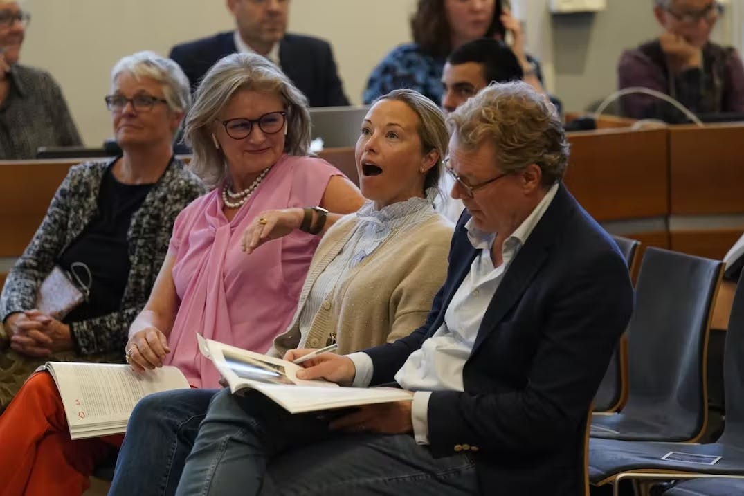 Caroline Flemings lillesøster deltog i begge auktioner for at købe så meget som muligt tilbage af familiens arvegods.