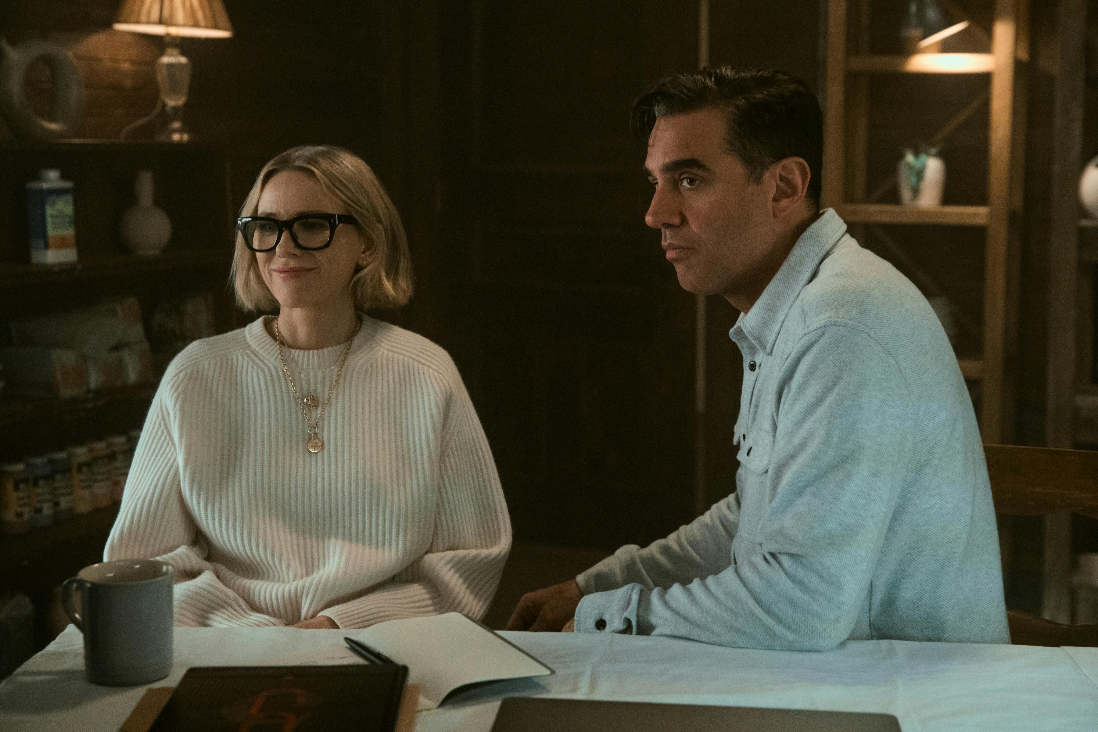 Naomi Watts som Nora Brannock og Bobby Cannavale som Dean Brannock i "The Watcher".