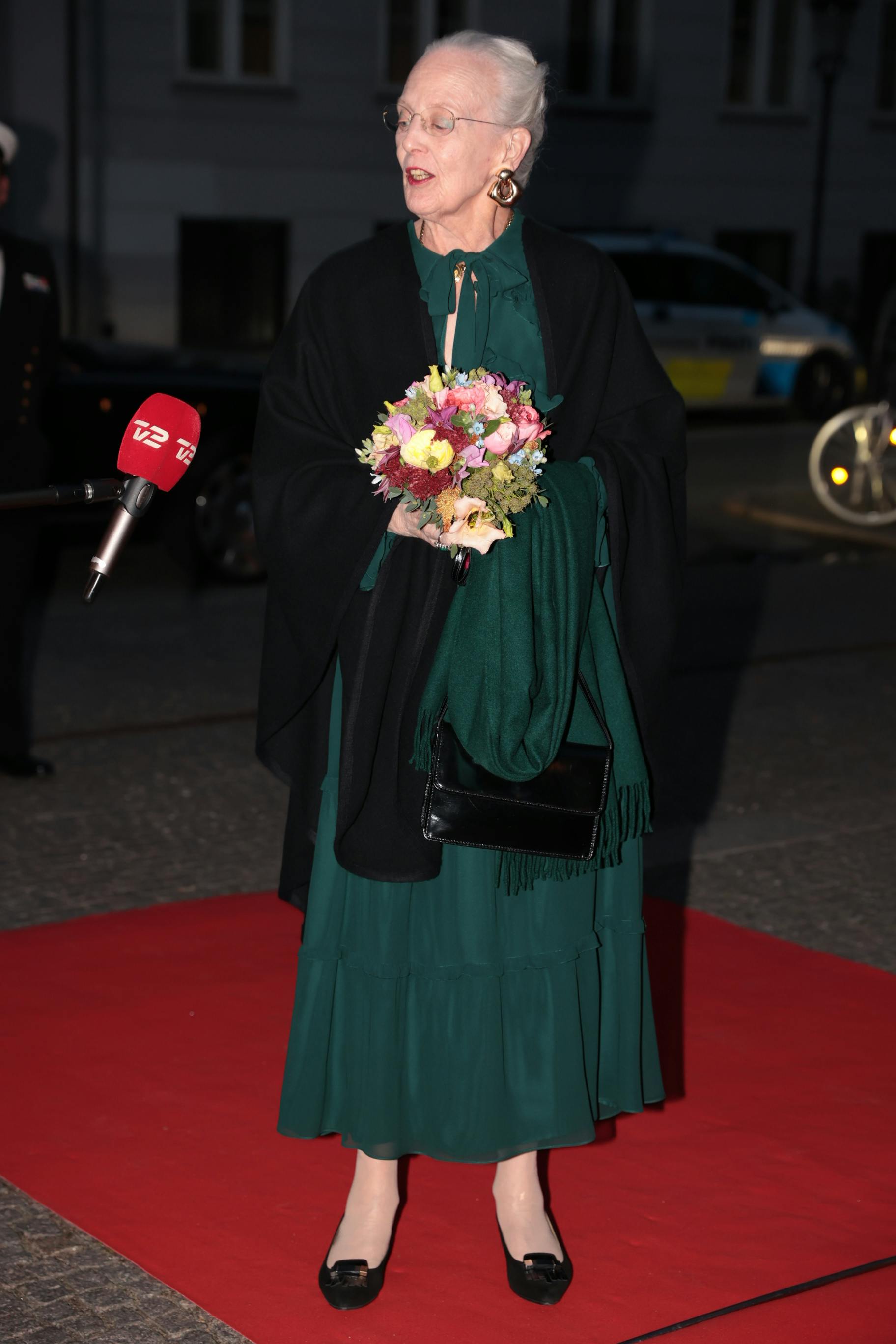Dronning Margrethe satte ord på sin beslutning over for den fremmødte presse.&nbsp;
