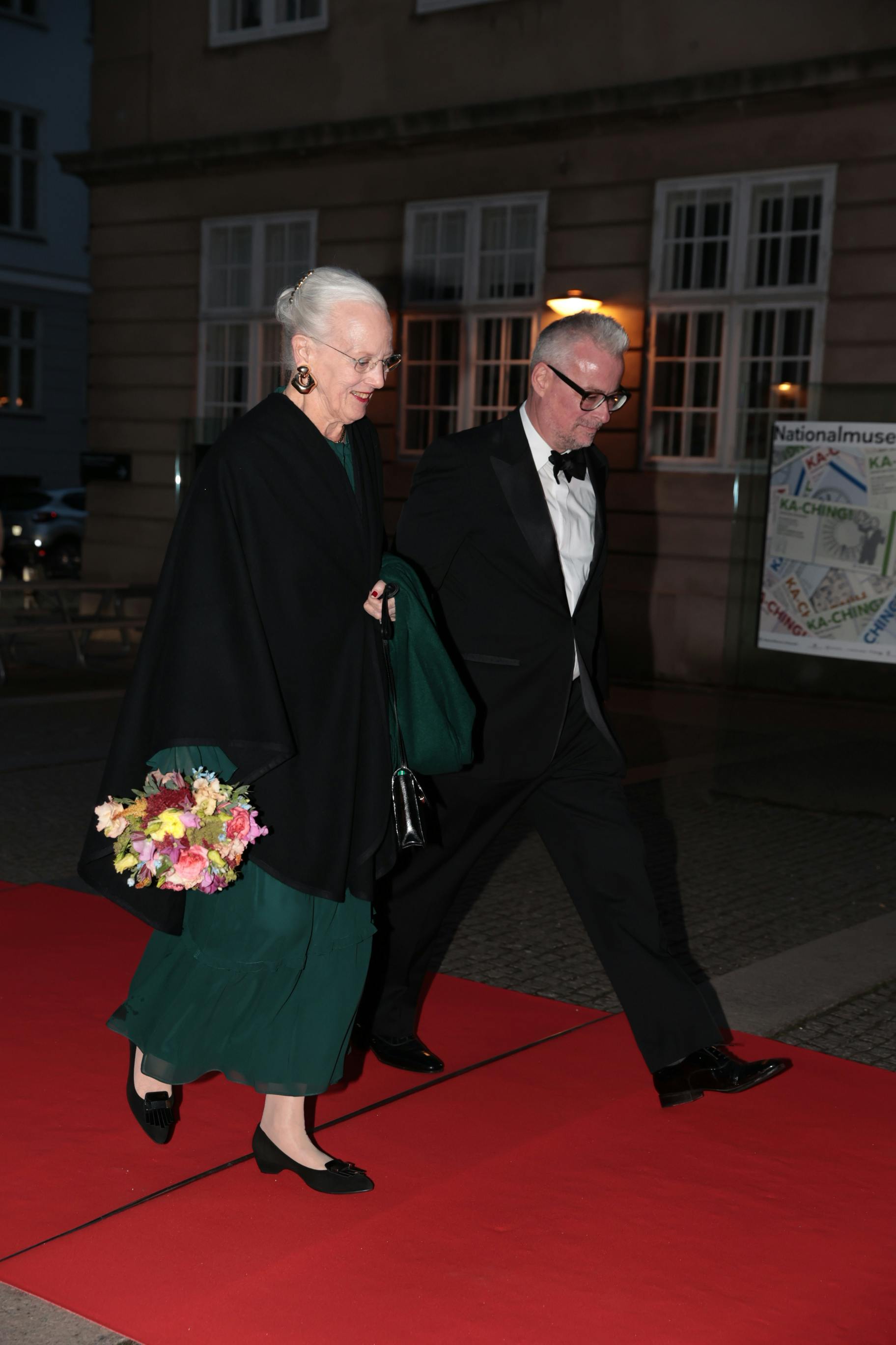Dronning Margrethe blev budt velkommen af Nationalmuseets direktør Rane Willerslev, da hun deltog i forskningen døgn.&nbsp;
