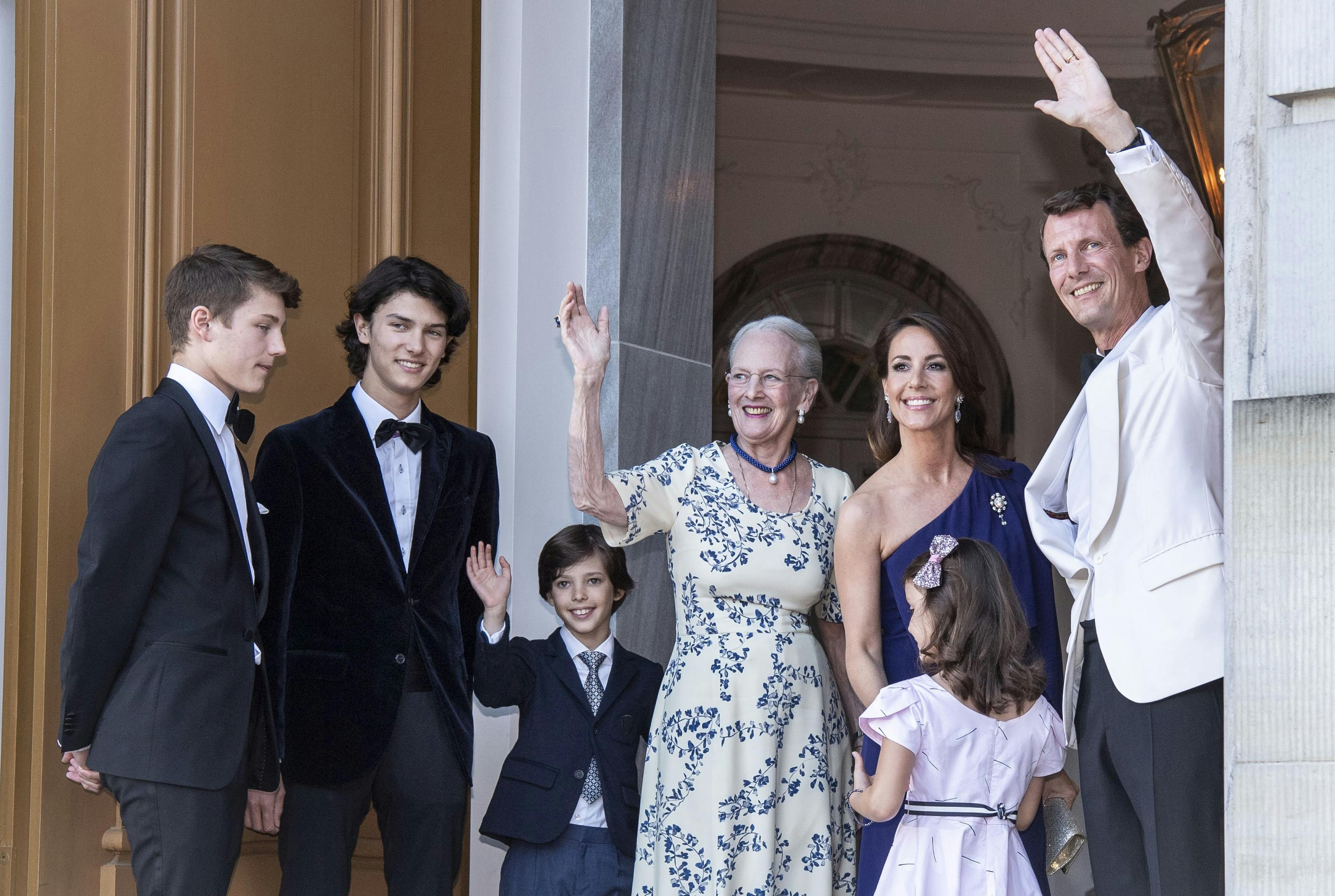 Prins Joachim og prinsesse Marie med børnene og deres farmor, der nu har frataget dem deres prinse- og prinsessetitel.&nbsp;