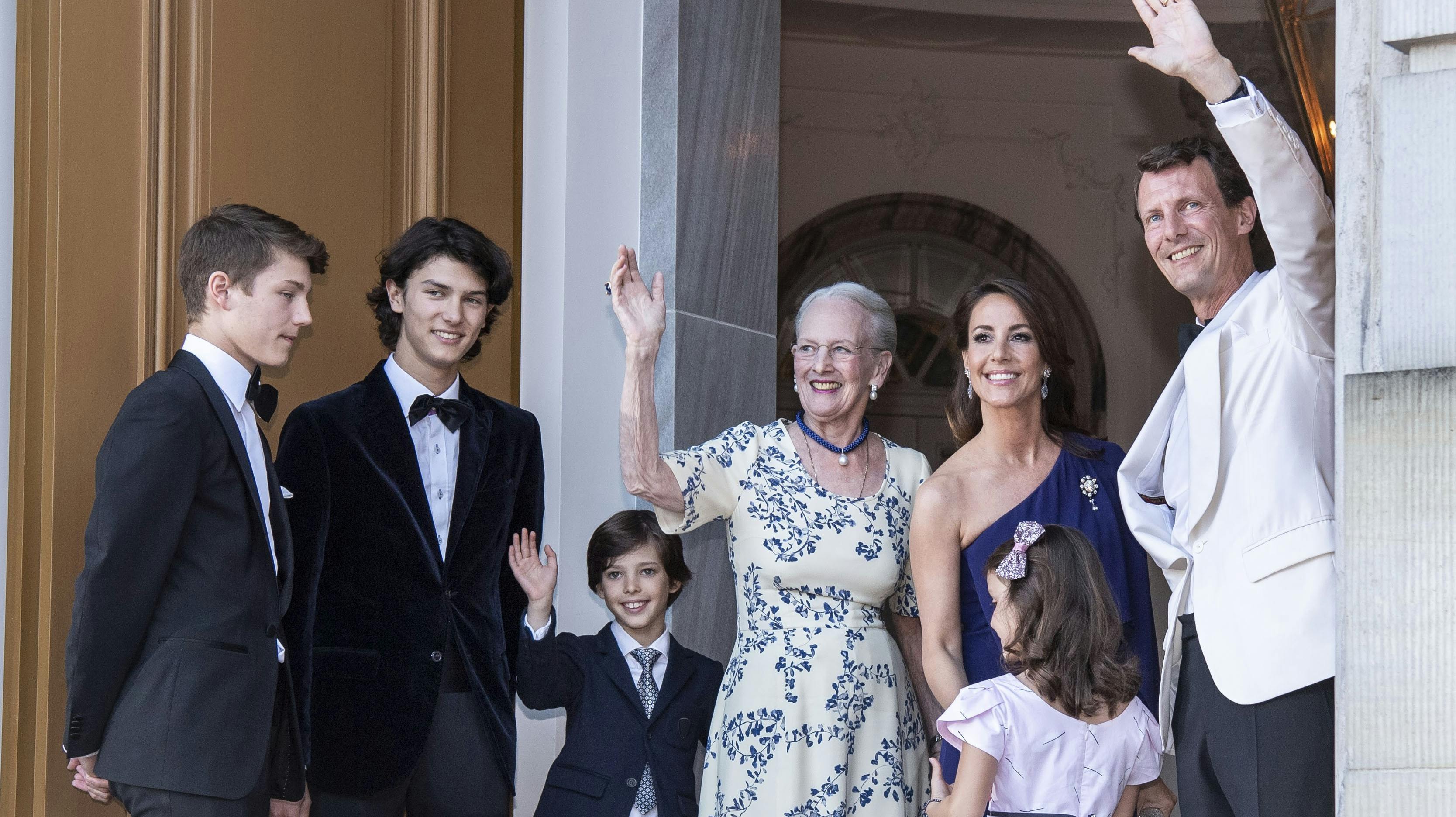 Prins Joachim og prinsesse Marie med børnene og deres farmor, der nu har frataget dem deres prinse- og prinsessetitel. 