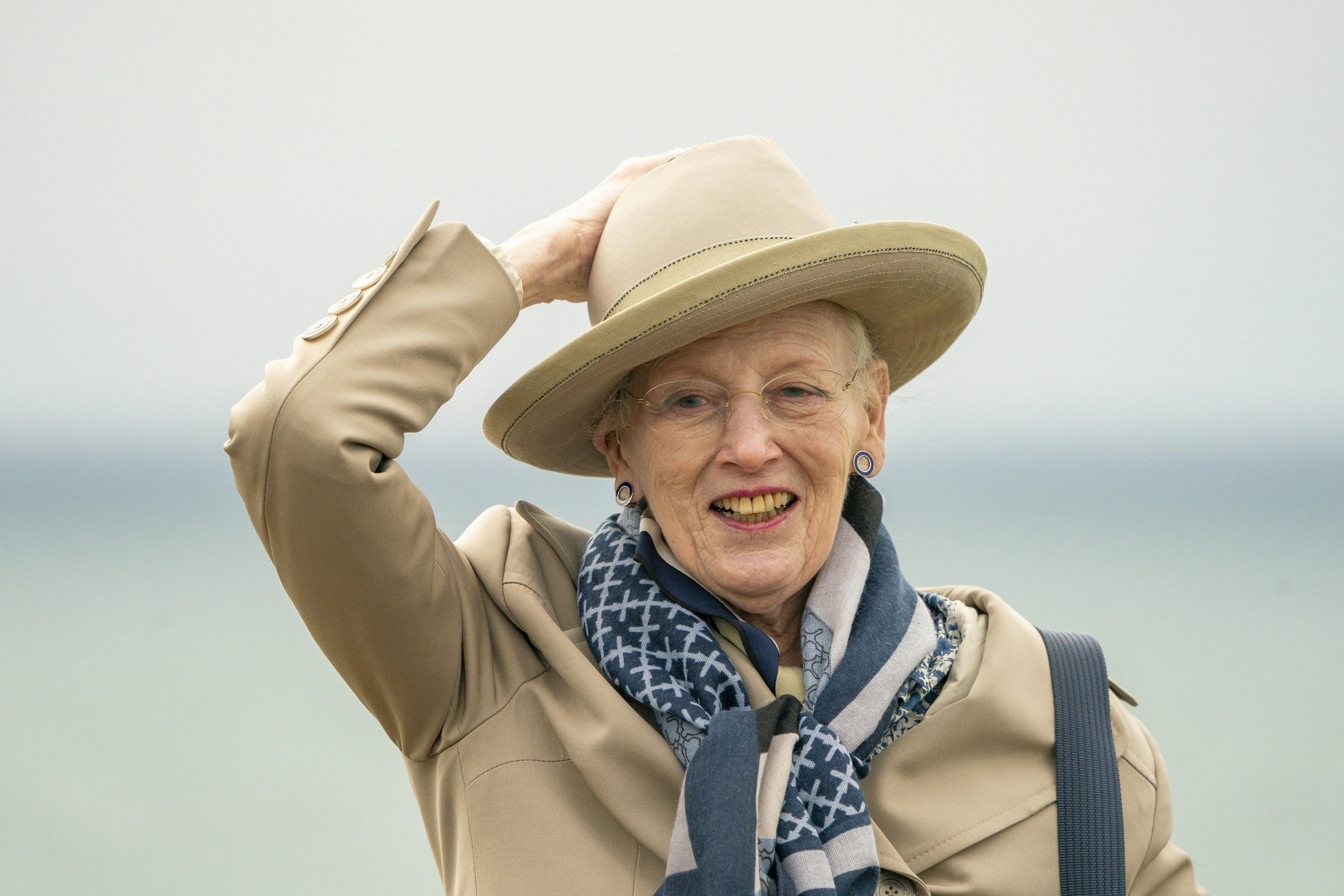 Dronning Margrethe må holde på hat og briller, mens hun skal styre familien ud af krisen.