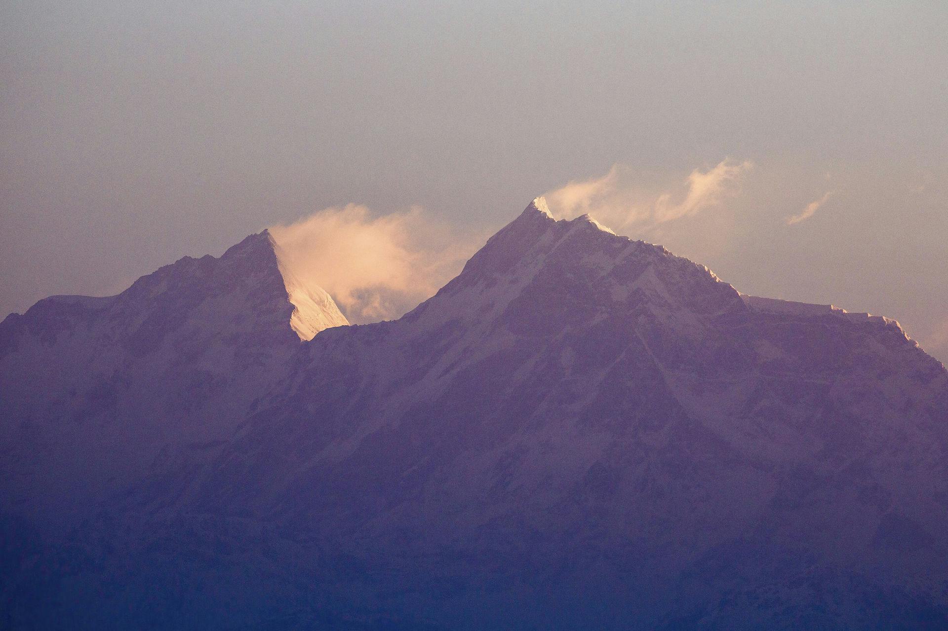Manaslu (venstre) er verdens ottende højeste bjerg.
