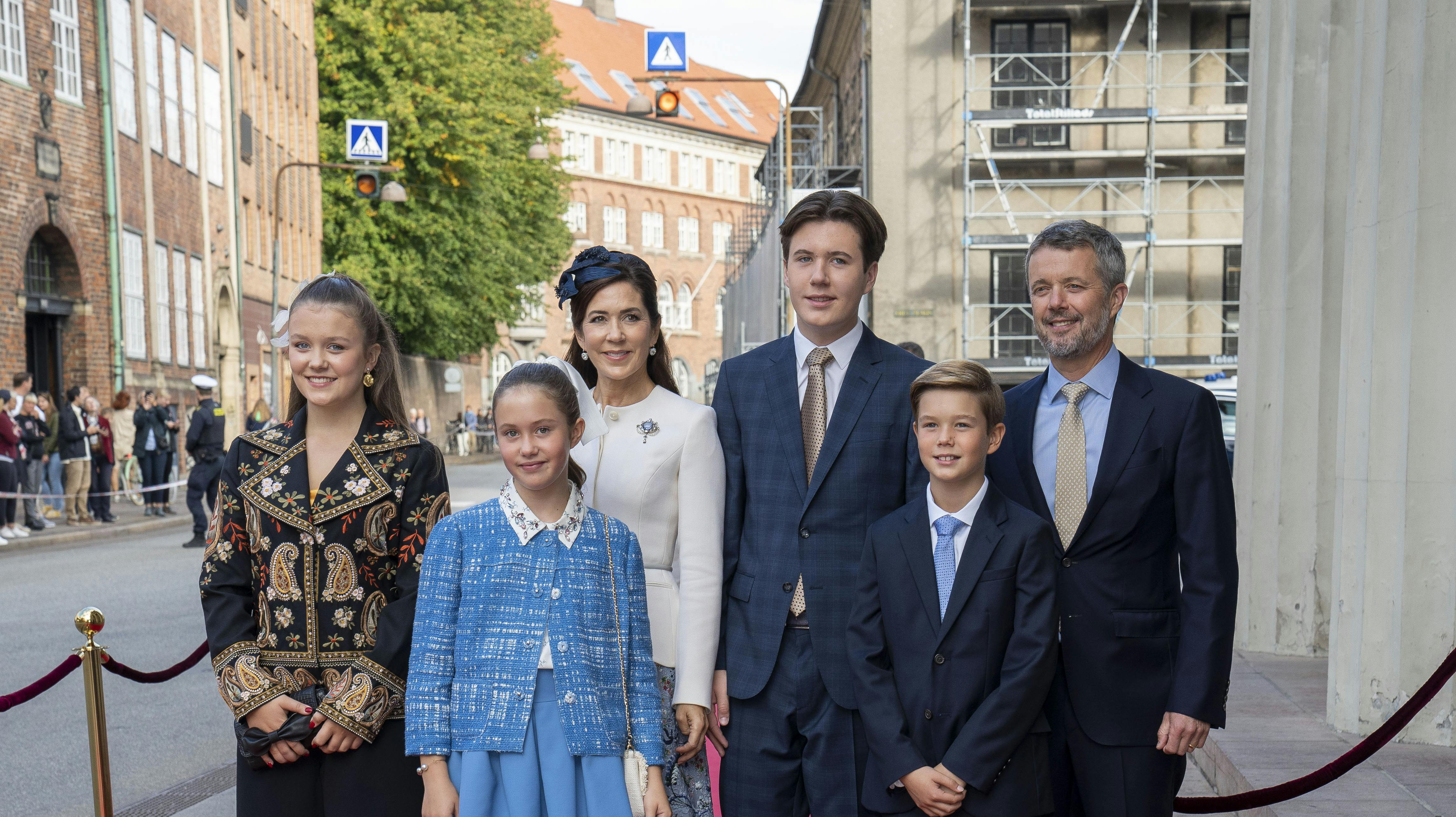 Dronning Margrethe stripper Joachims børn for titler, mens Frederiks får lov at beholde sine. 