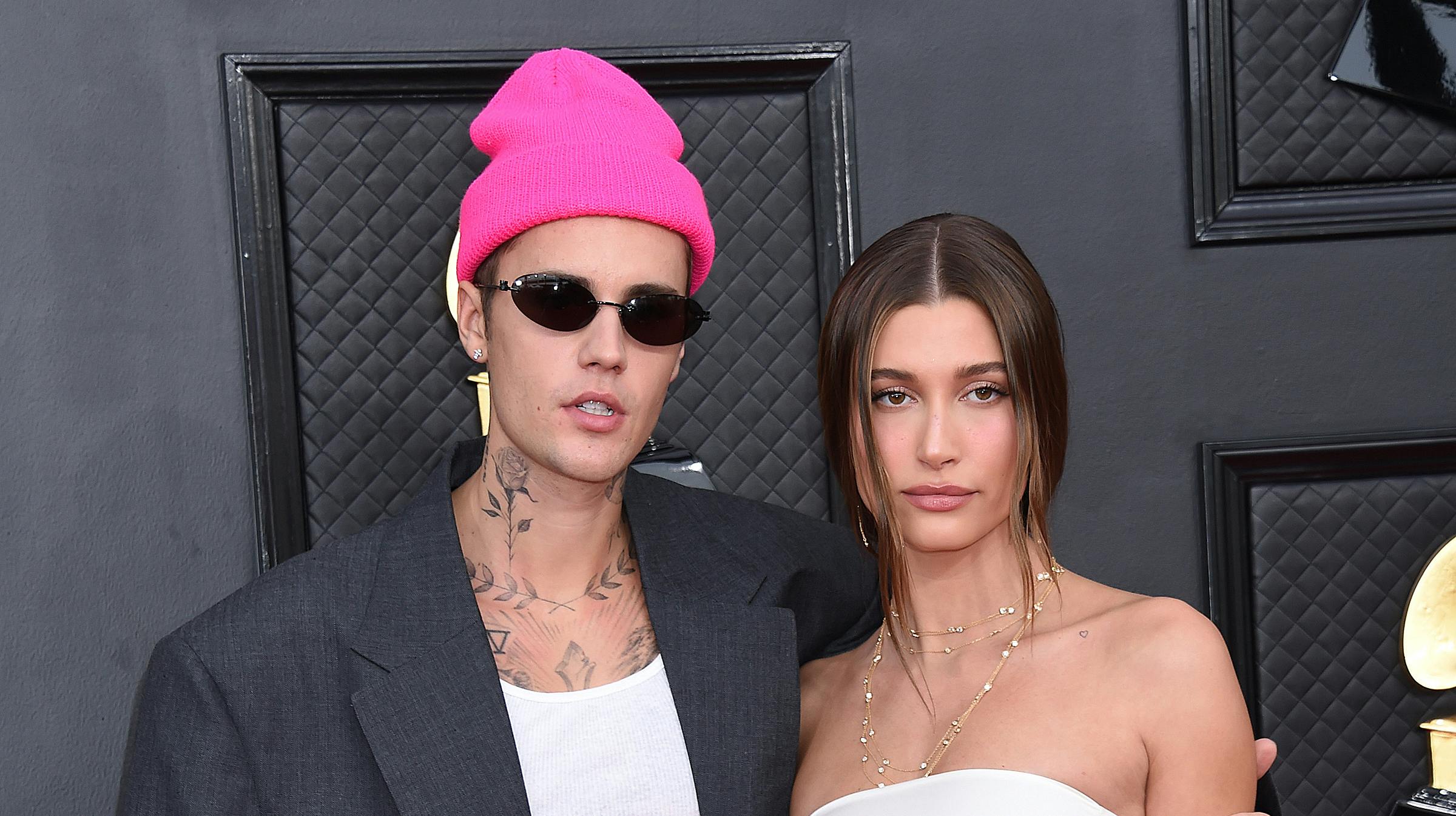 Justin Bieber og Hailey Bieber til Grammy Awards 2022 i april.
