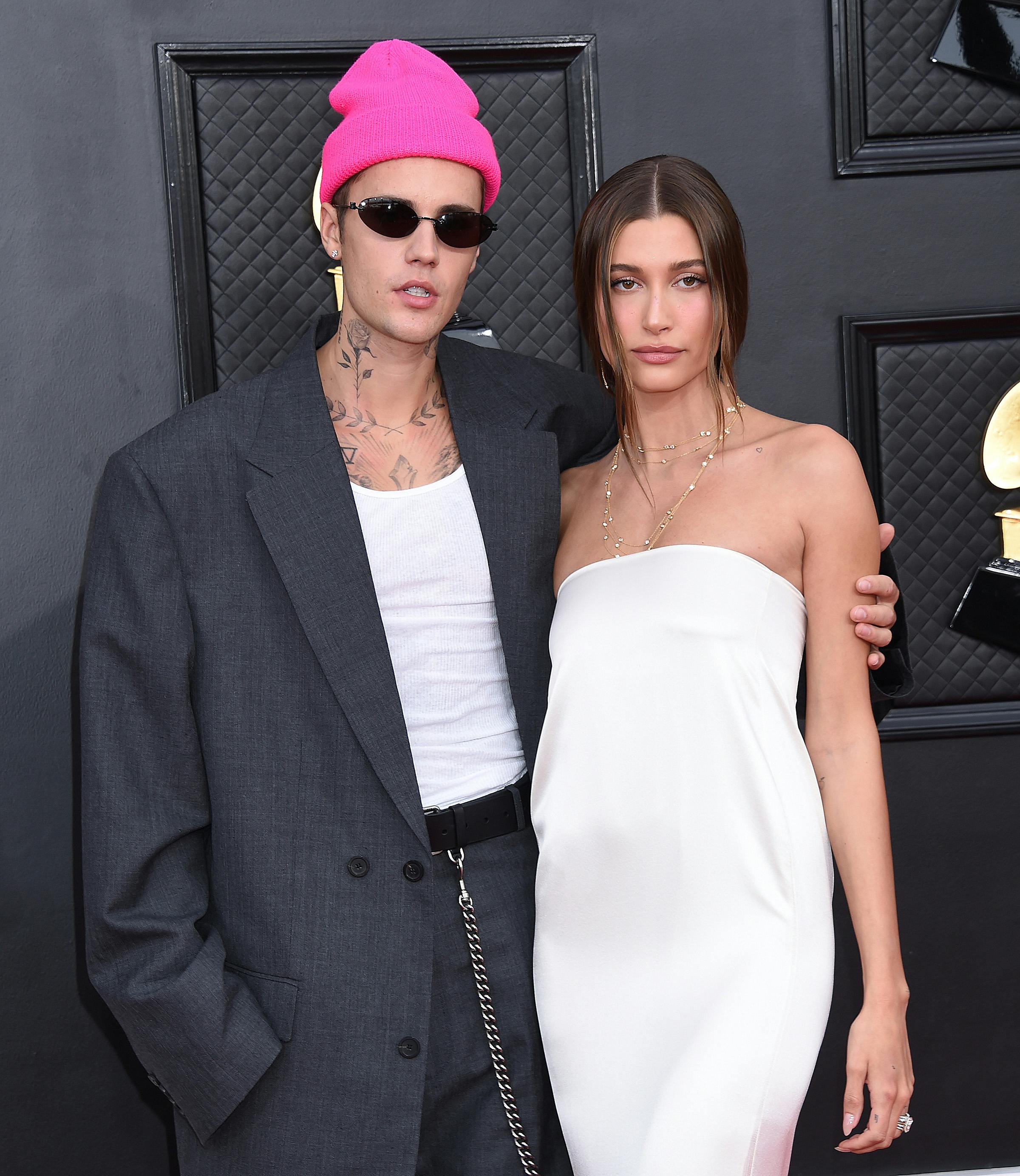 Justin Bieber og Hailey Bieber til Grammy Awards 2022 i april.