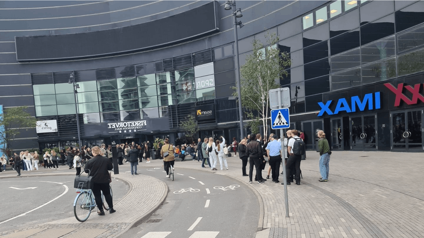 Medarbejdere og kunder i centeret tog evakueringen med ro.