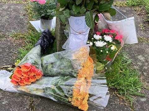 Mikkel mindes foran skolen, hvor han arbejdede.