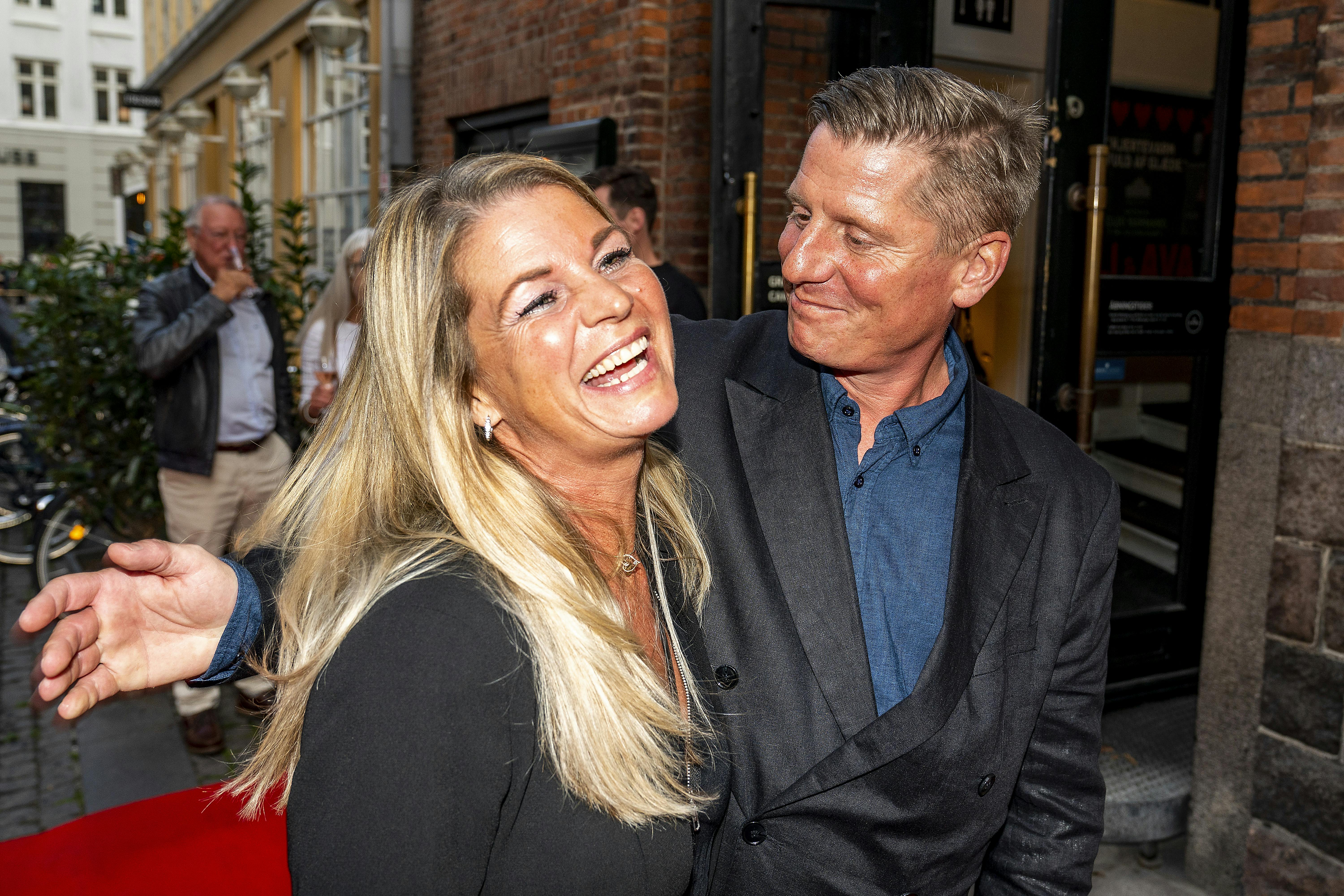 Robert Hansen har endnu engang fundet kærligheden. Her ses han med sin nye kæreste Julie Starris.