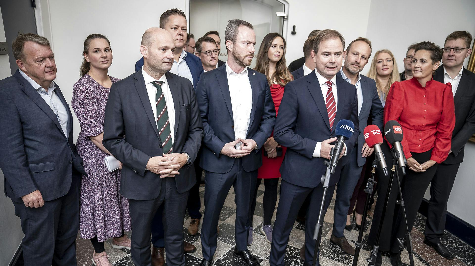 Politikerne elsker at stå foran et kamera og en mikrofon. Men dem, de gerne vil påvirke, har ikke stor tillid til det, der kommer ud af munden.