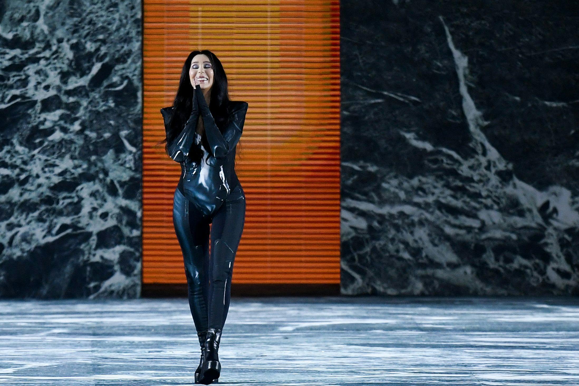 Sangerinden lukkede det store modeshow i et metalgrå bodysuit, som Kim Kardashian nok er ret misundelig på.
