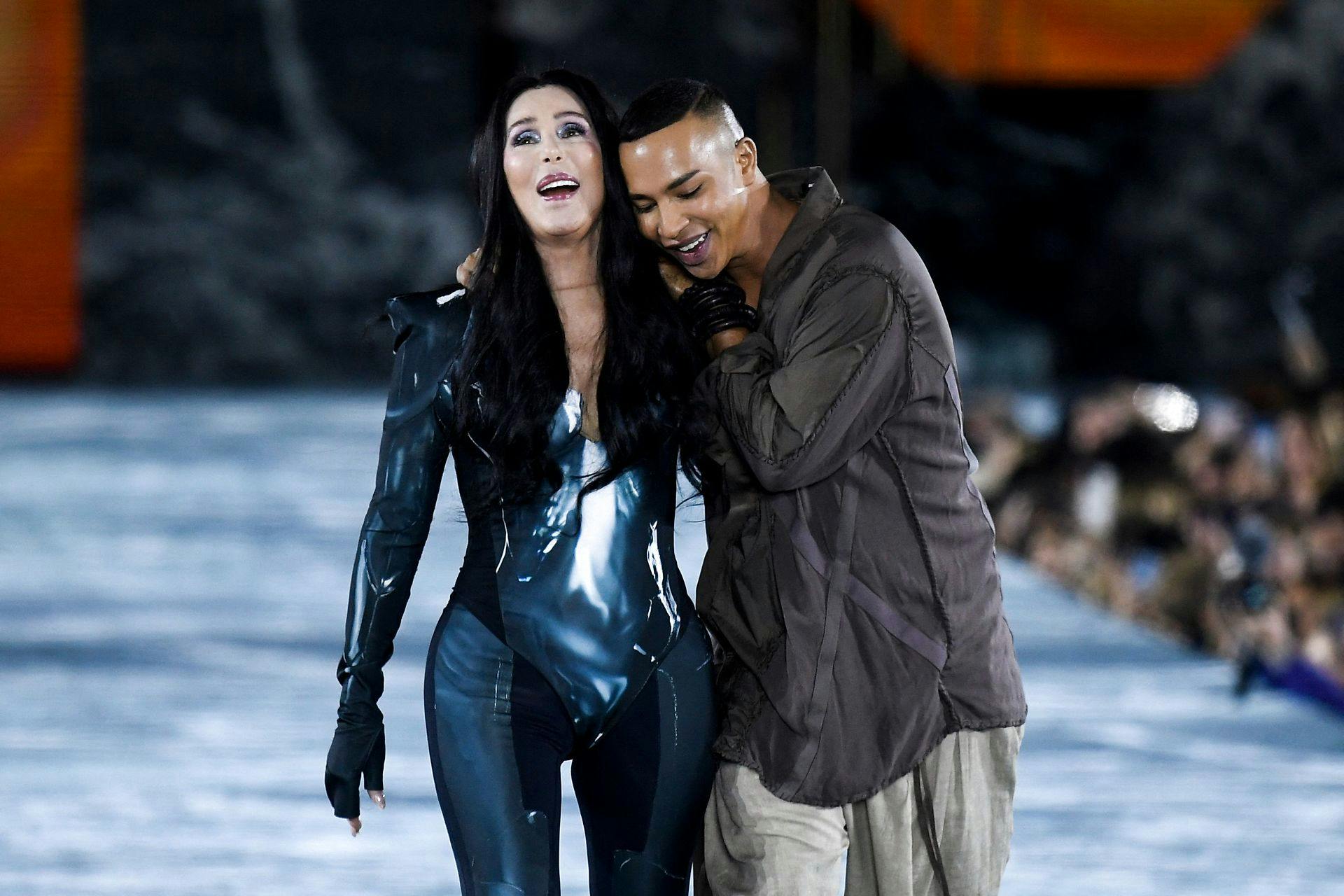 Cher fik også kastet sin kærlighed over Balmains kreative direktør, Olivier Rousteing.
