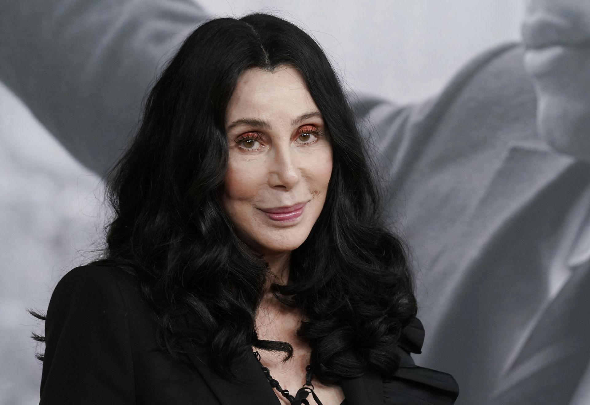 Sangerinden Cher dukkede til alles overraskelse op på catwalken onsdag.