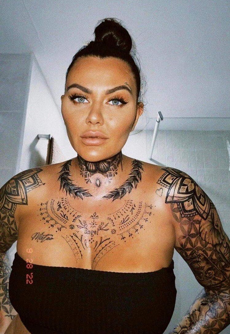 Den danske instagrammer og pornoskuespiller har haft travlt. På bare fire dage har hun udvidet samlingen af kropsudsmykninger gevaldigt
