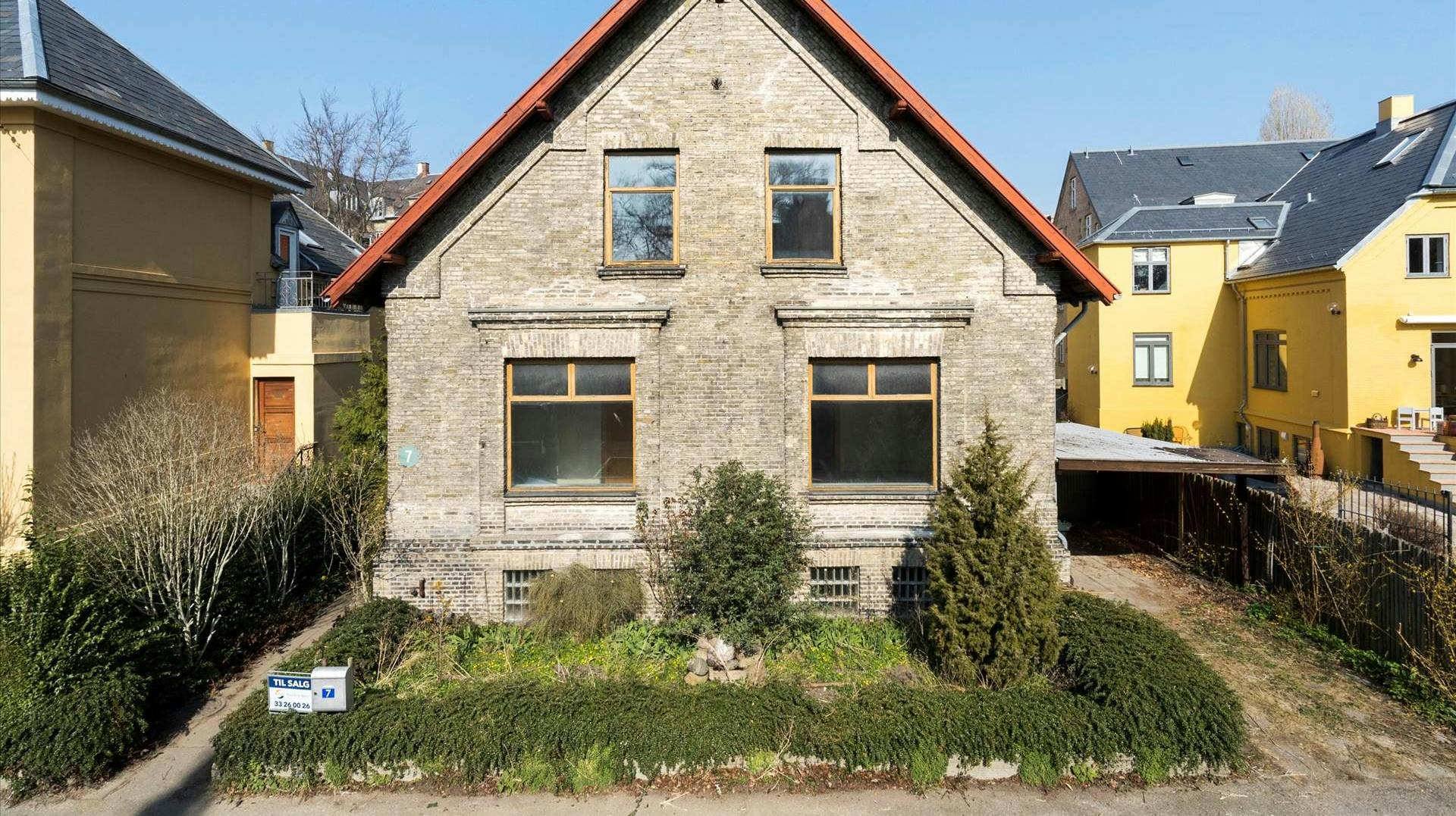 Da det 250 kvadratmeter store hus, som ligger på Poul Møllers Vej tæt på Frederiksberg Have, er blevet solgt for næsten 20 millioner kroner. 