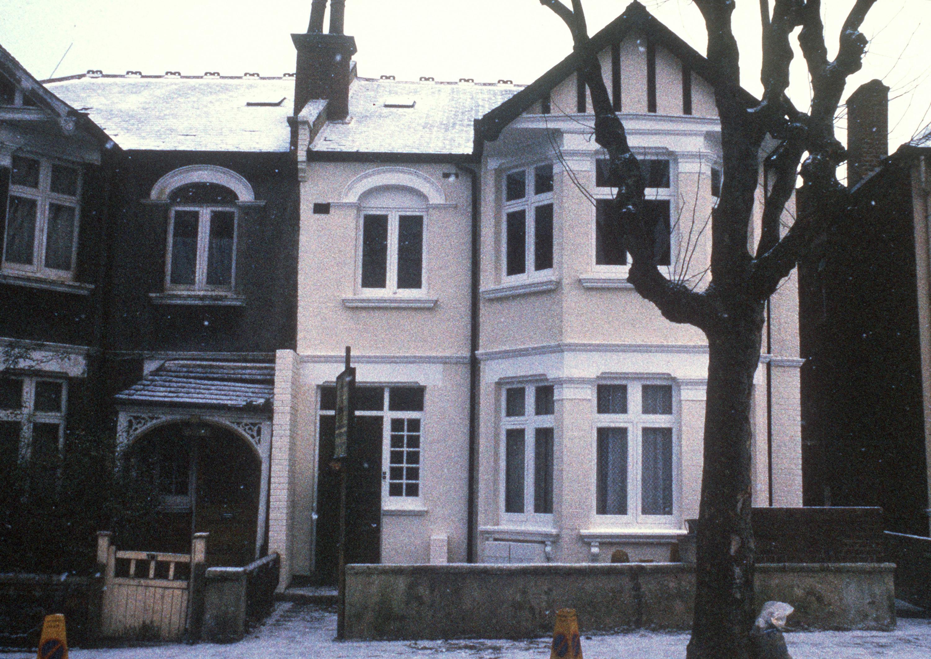 Det var i dette hvidpolerede hjem, at den skotske seriemorder tog livet af adskillige mænd. Nogle af ofrene forsøgte han at grave ned i baghaven.&nbsp;
