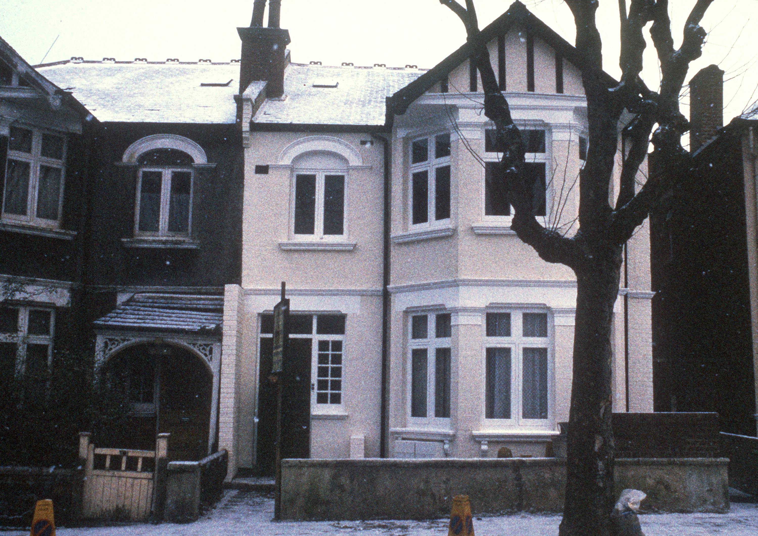 Det var i dette hvidpolerede hjem, at den skotske seriemorder tog livet af adskillige mænd. Nogle af ofrene forsøgte han at grave ned i baghaven. 