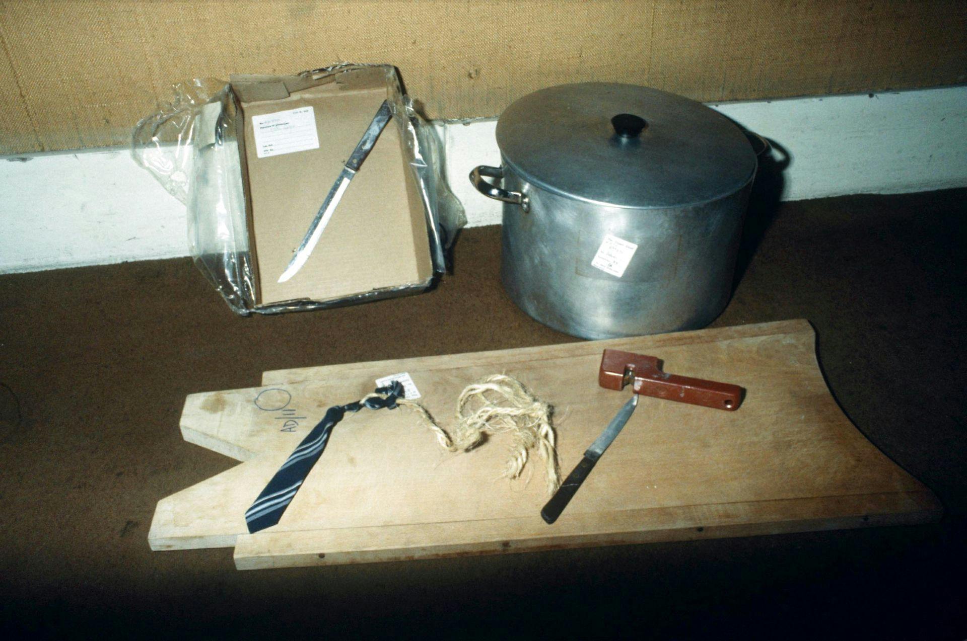 Politiet konfiskerede blandt andet disse ting, som Dennis Nilsen havde brugt til at myrde og partere sine ofre med.