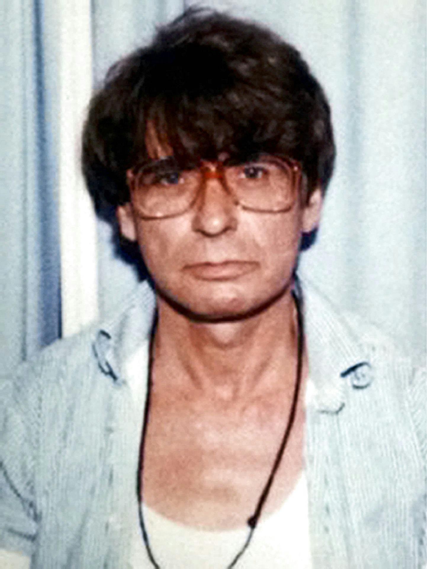 Da Dennis Nilsen var seks år, tvang hans mor ham til at se hans elskede bedstefar, efter han var død. Ifølge Dennis Nilsen fik han herefter et forskruet forhold til døde mennesker. 