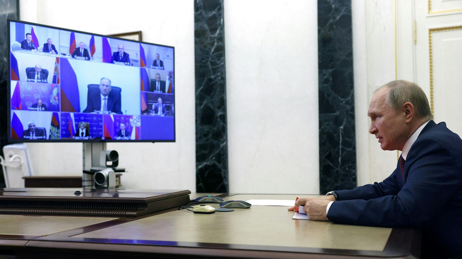 Putin har stukket en klar trussel ud, efter han reelt har stjålet dele af Ukraine igen: Angriber I "mit nye land", er det Rusland I angriber. Og det kan i værste fald føre til atomkrig. I Vesten er svaret: "Humbug!"