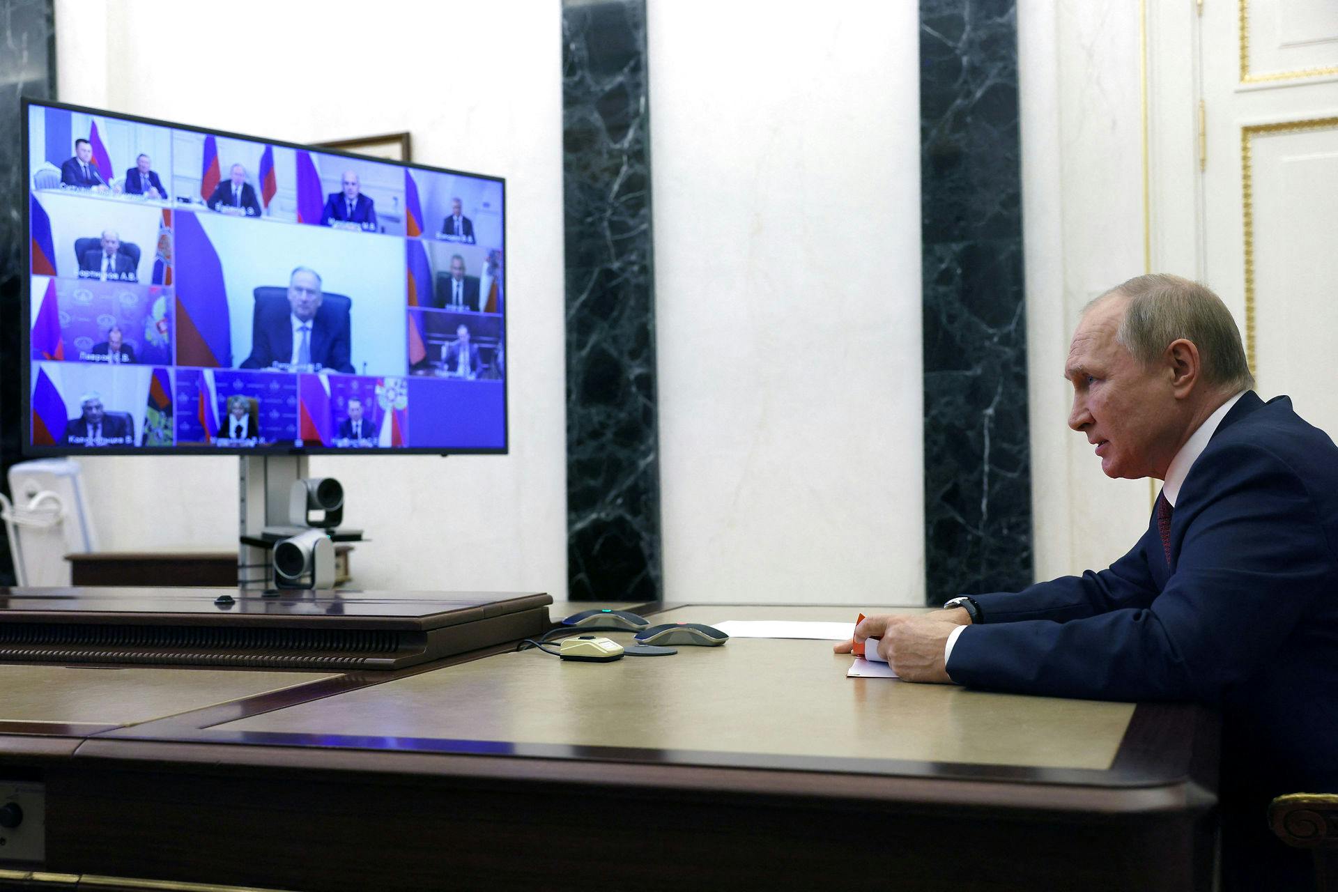 Putin har stukket en klar trussel ud, efter han reelt har stjålet dele af Ukraine igen: Angriber I "mit nye land", er det Rusland I angriber. Og det kan i værste fald føre til atomkrig. I Vesten er svaret: "Humbug!"