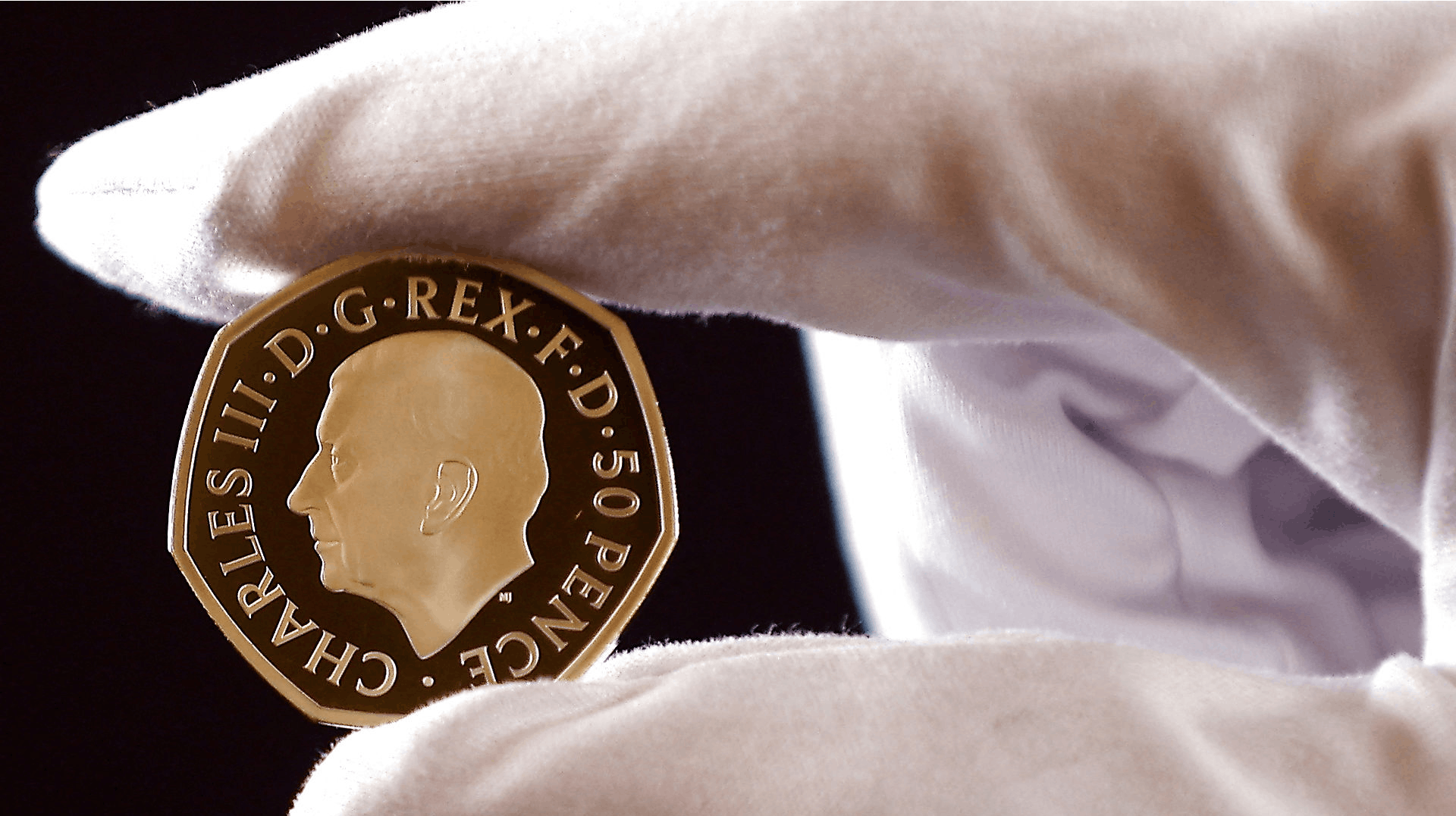 Kong Charles har selv godkendt mønten, hvor han "kigger" til venstre.