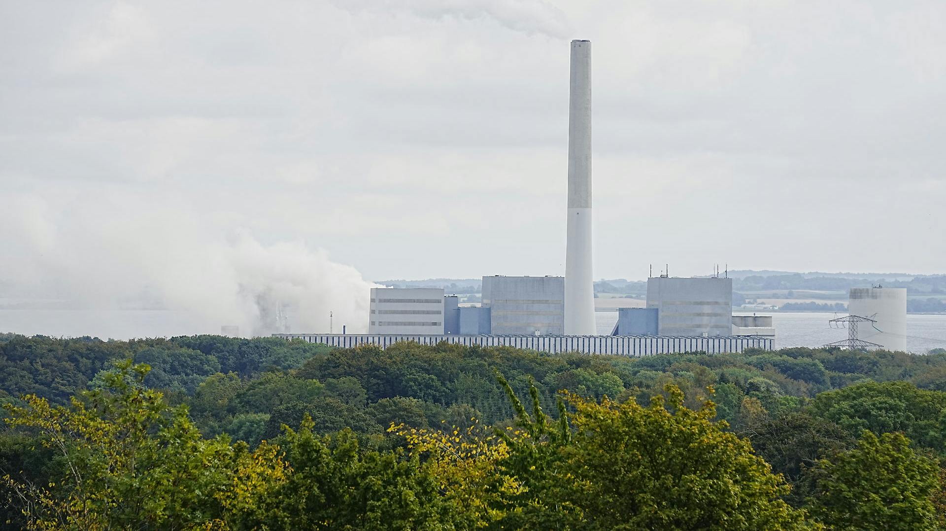 Alle borgere i nærheden af Studstrupværket opfordres til at gå indefor og lukke alle døre og vinduer, da branden giver en meget kraftig røgudvikling.