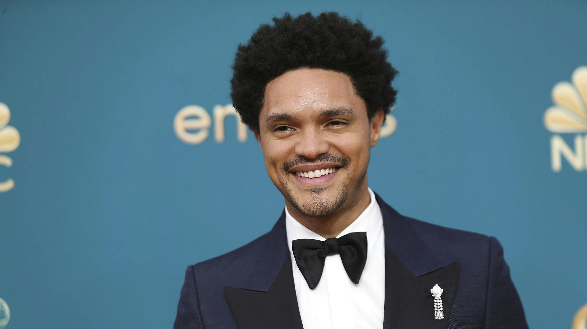 Trevor Noah og sangerinden Dua Lipa er blevet spottet sammen.